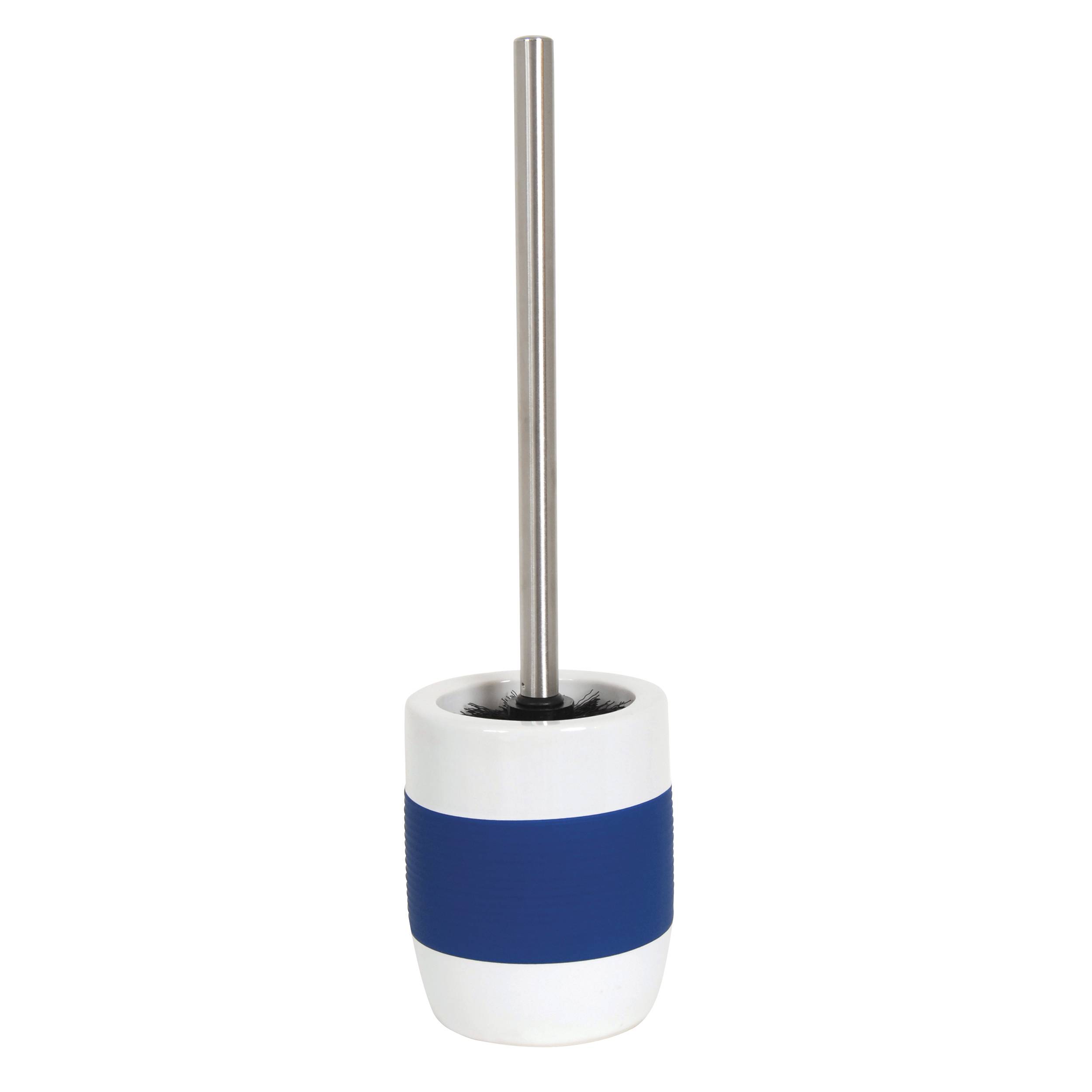 Toilettenbürsten-Halter mit einem langen Edelstahlgriff und einer weißen Basis mit einem blauen Band auf einem einfachen Hintergrund.