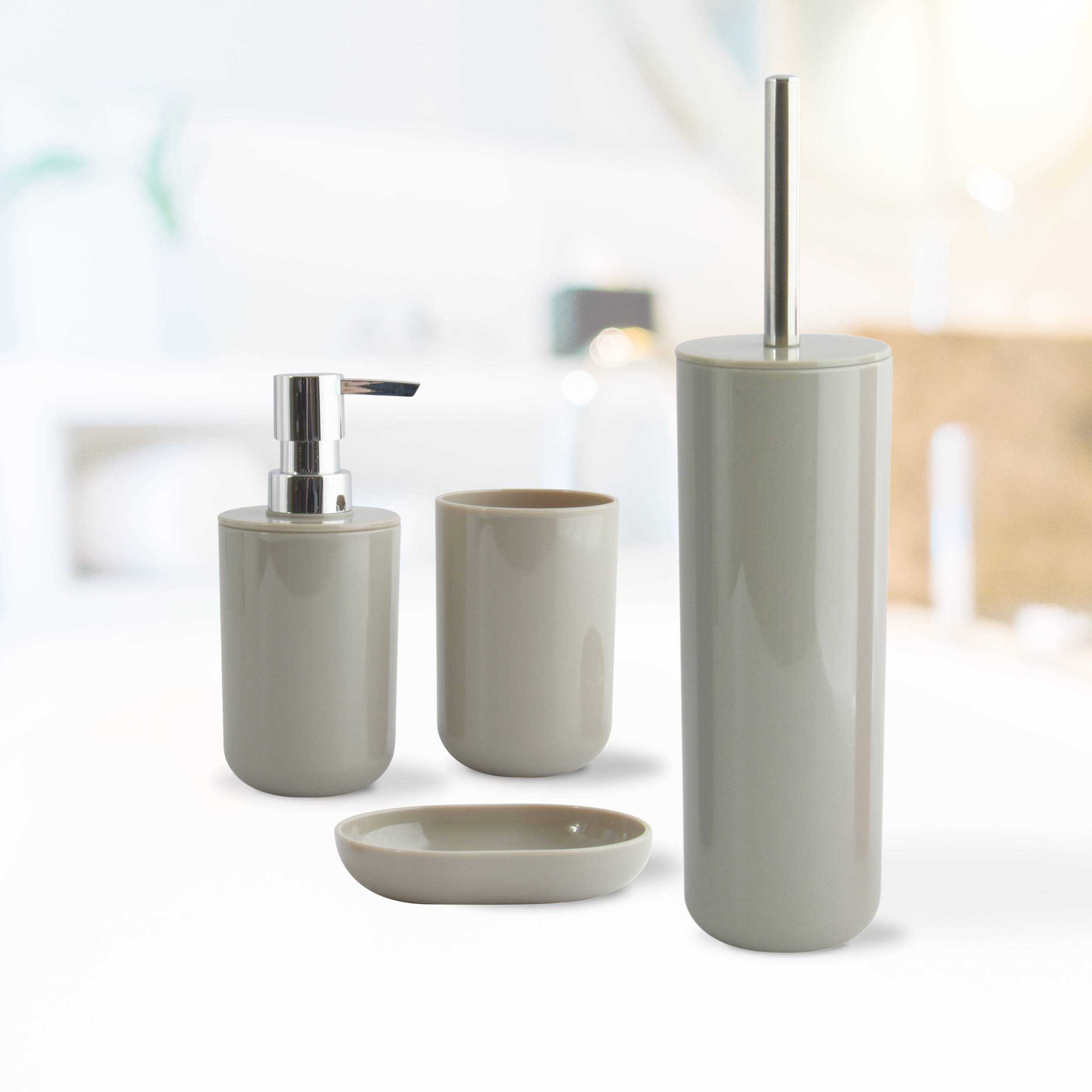 Graues Keramik-Badezimmerzubehör-Set mit Seifenspender, Becher, Zahnbürstenhalter und Seifenschale auf einer weißen Oberfläche.