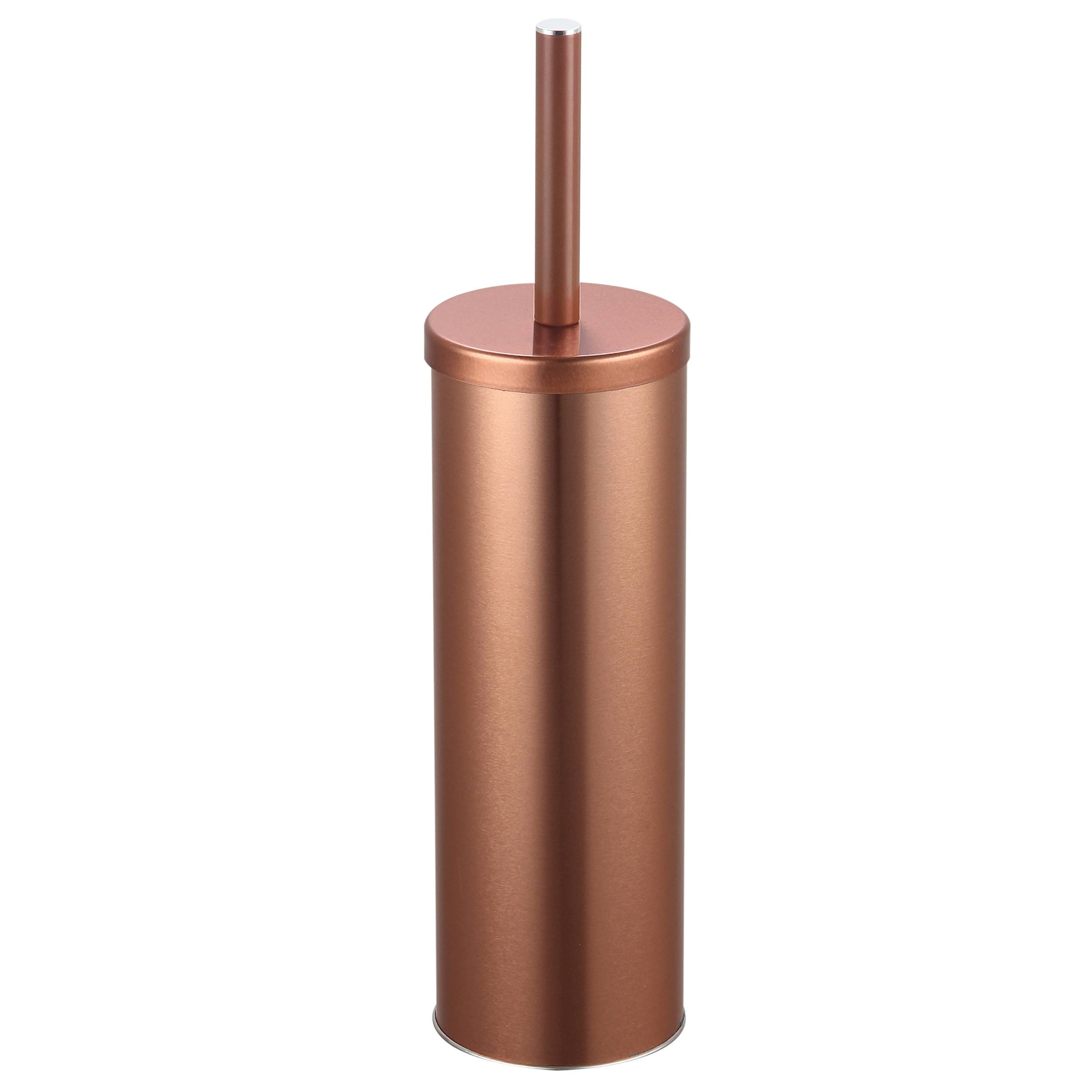 Kupferfarbener zylindrischer Toilettenbürsten-Behälter mit einem langen Griff/Bürstenschaft, der von oben herausragt, isoliert auf weißem Hintergrund.