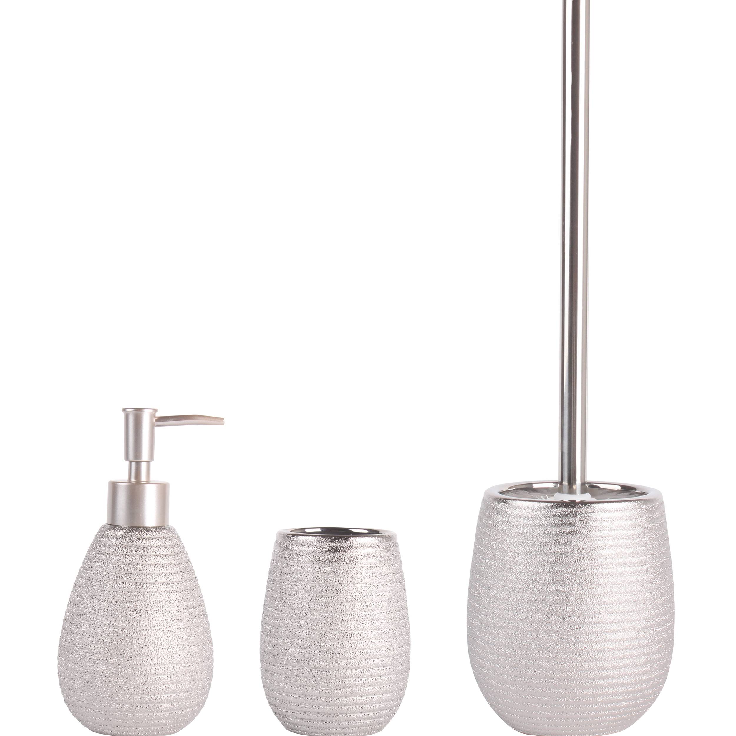 Drei silberfarbene Badezimmeraccessoires mit Oberflächenstruktur: ein Seifenspender, ein Zahnputzbecher und ein Toilettenbürstenhalter.