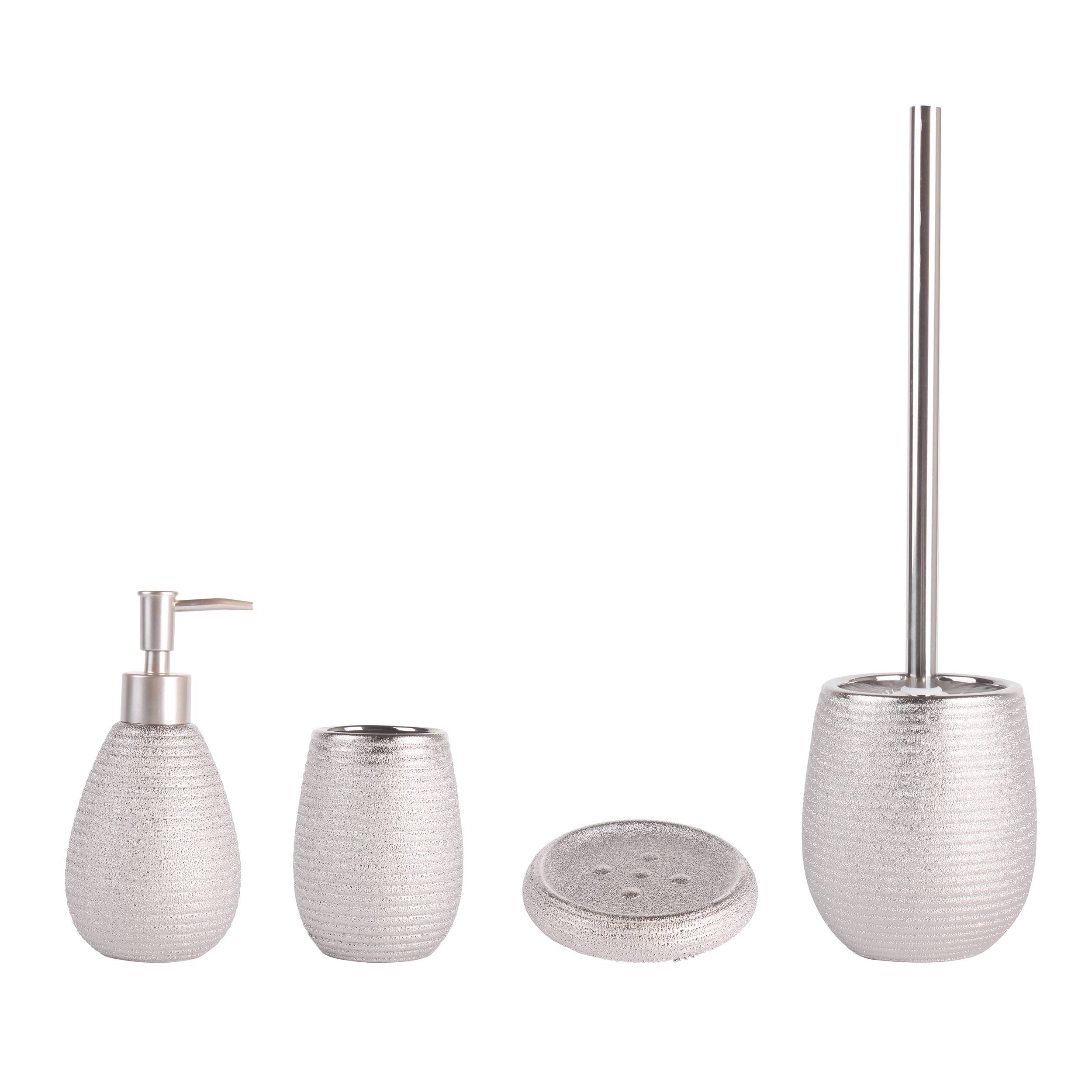 Vierteiliges silbernes strukturiertes Badezimmeraccessoire-Set: Seifenspender, Zahnputzbecher, Seifenschale und Toilettenbürsenhalter mit sichtbarem Bürstengriff.
