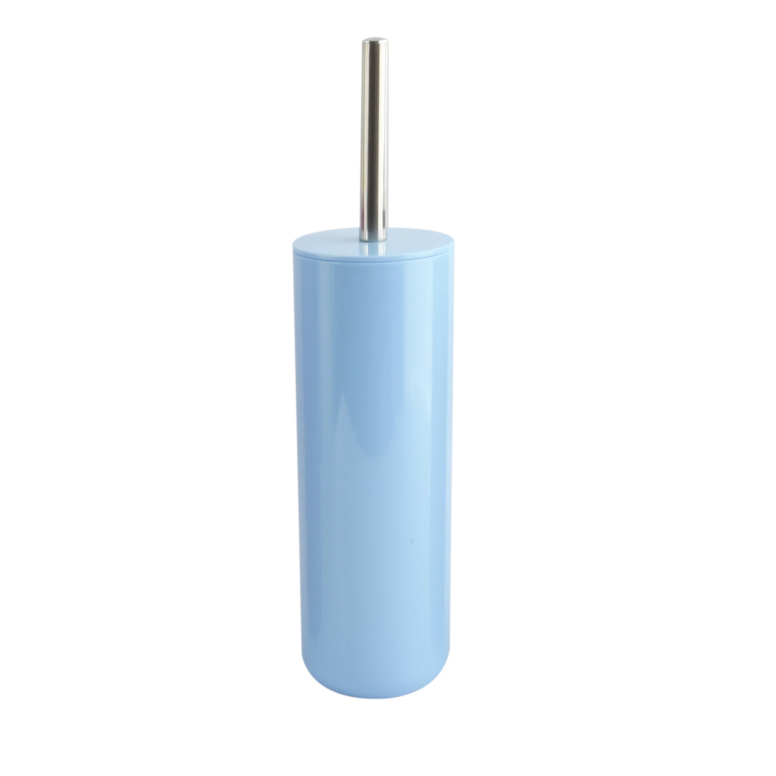 Hellblaue Toilettenbürste mit langem silberfarbenem Griff auf weißem Hintergrund.