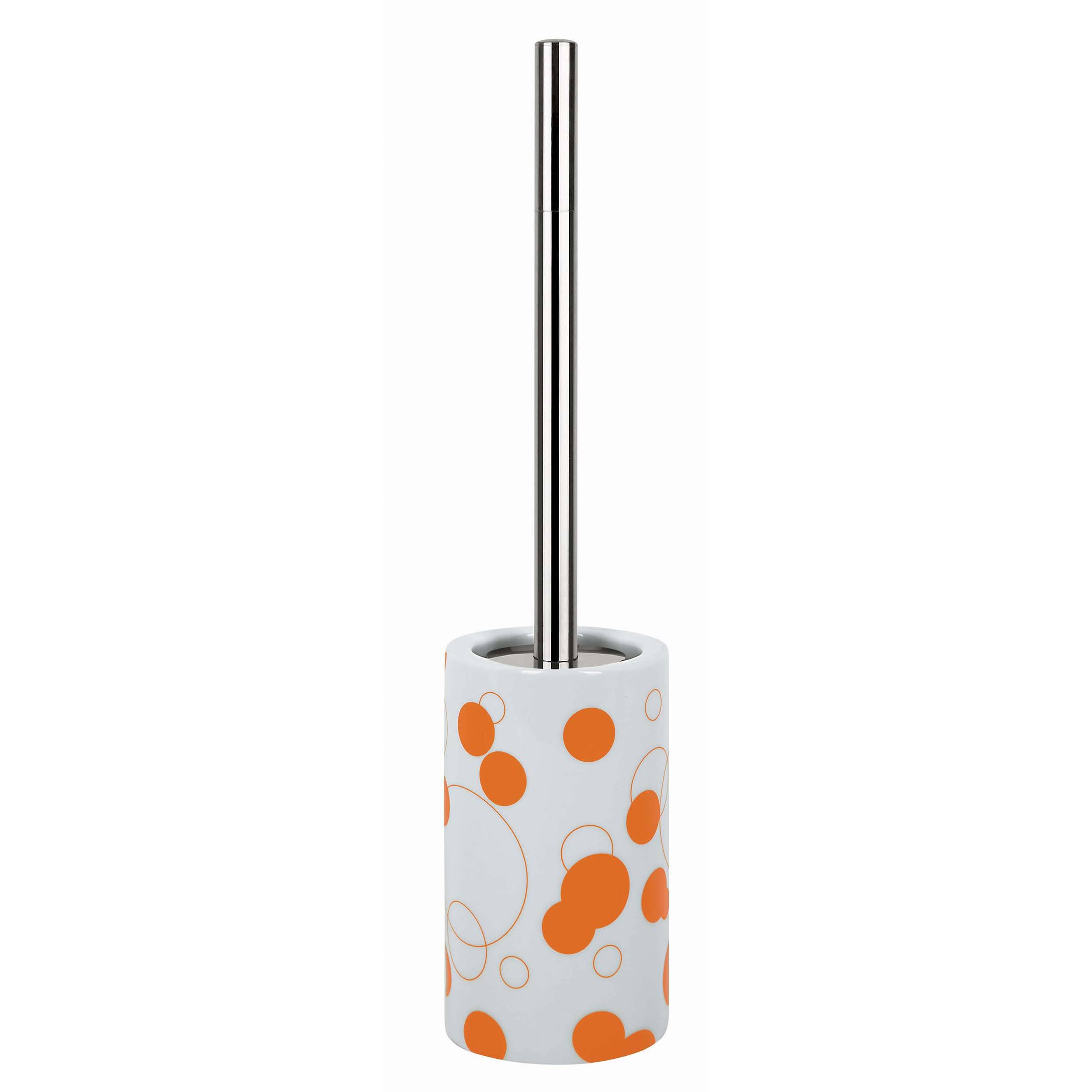 Eine Toilettenbürste mit einem weißen Behälter, der mit orangefarbenen Polka-Punkten verziert ist, und einem langen silbernen Griff auf einem einfachen weißen Hintergrund.