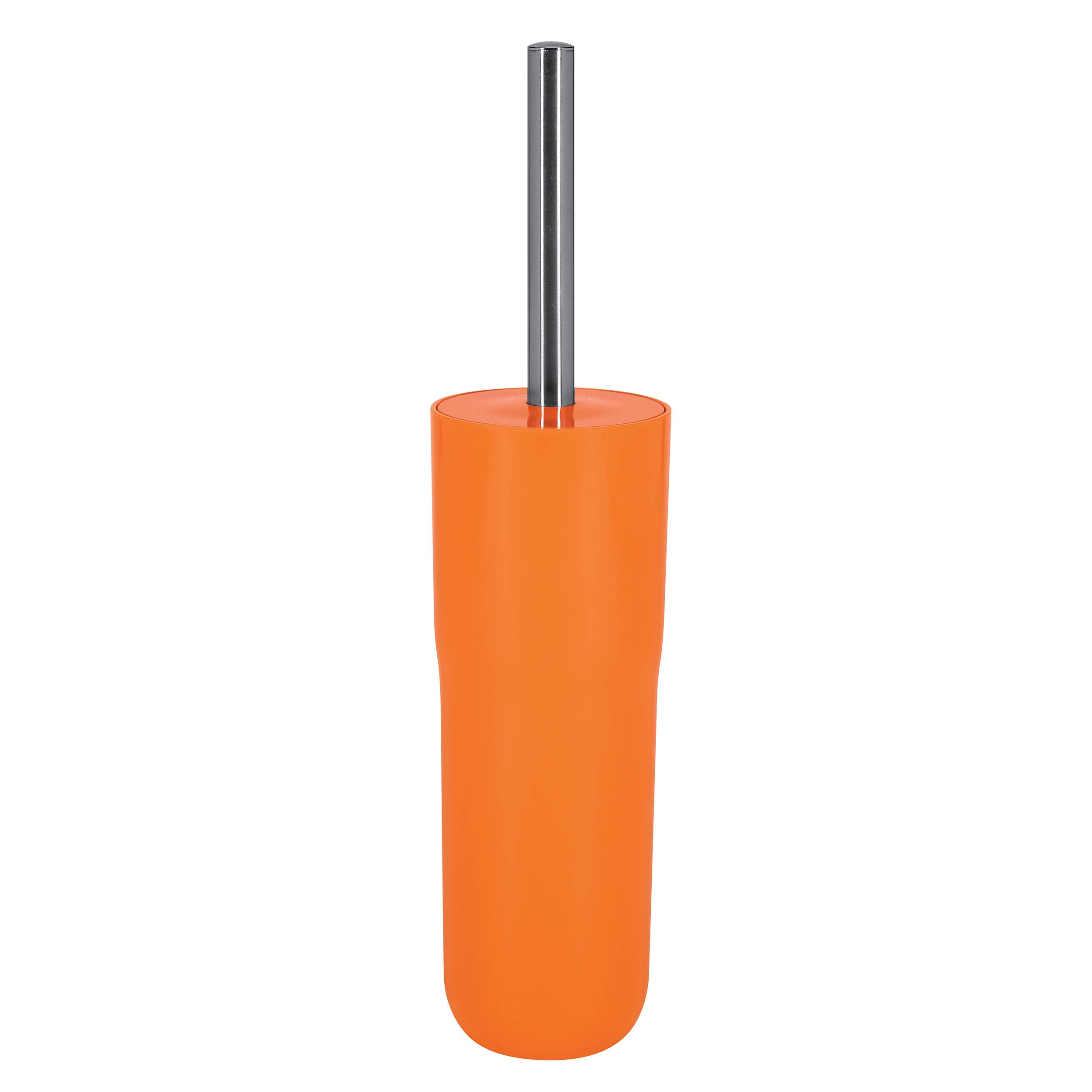 Orange Toilettenbürste mit langem Metallgriff, isoliert auf weißem Hintergrund.