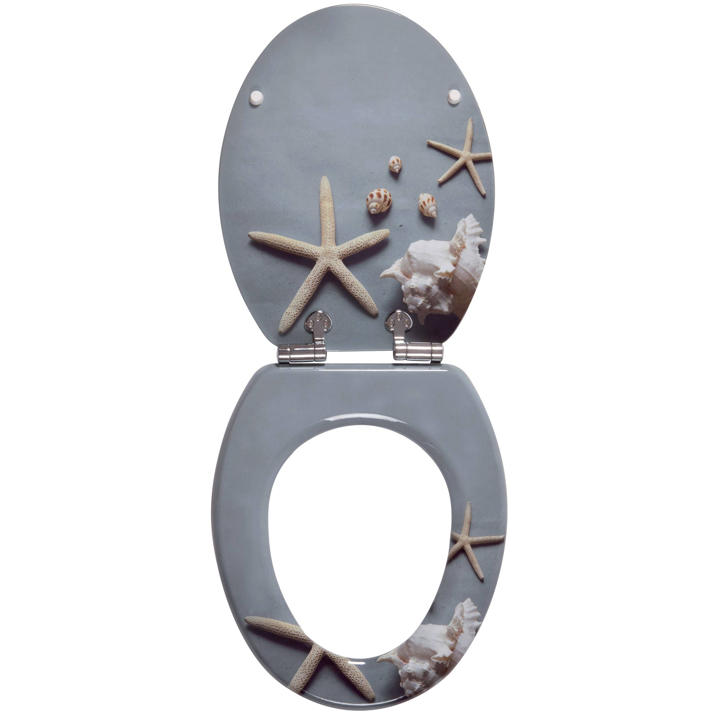 Grauer Toilettensitz mit Seesternen, Muscheln und einem Seeigel verziert, offen auf weißem Hintergrund gezeigt.
