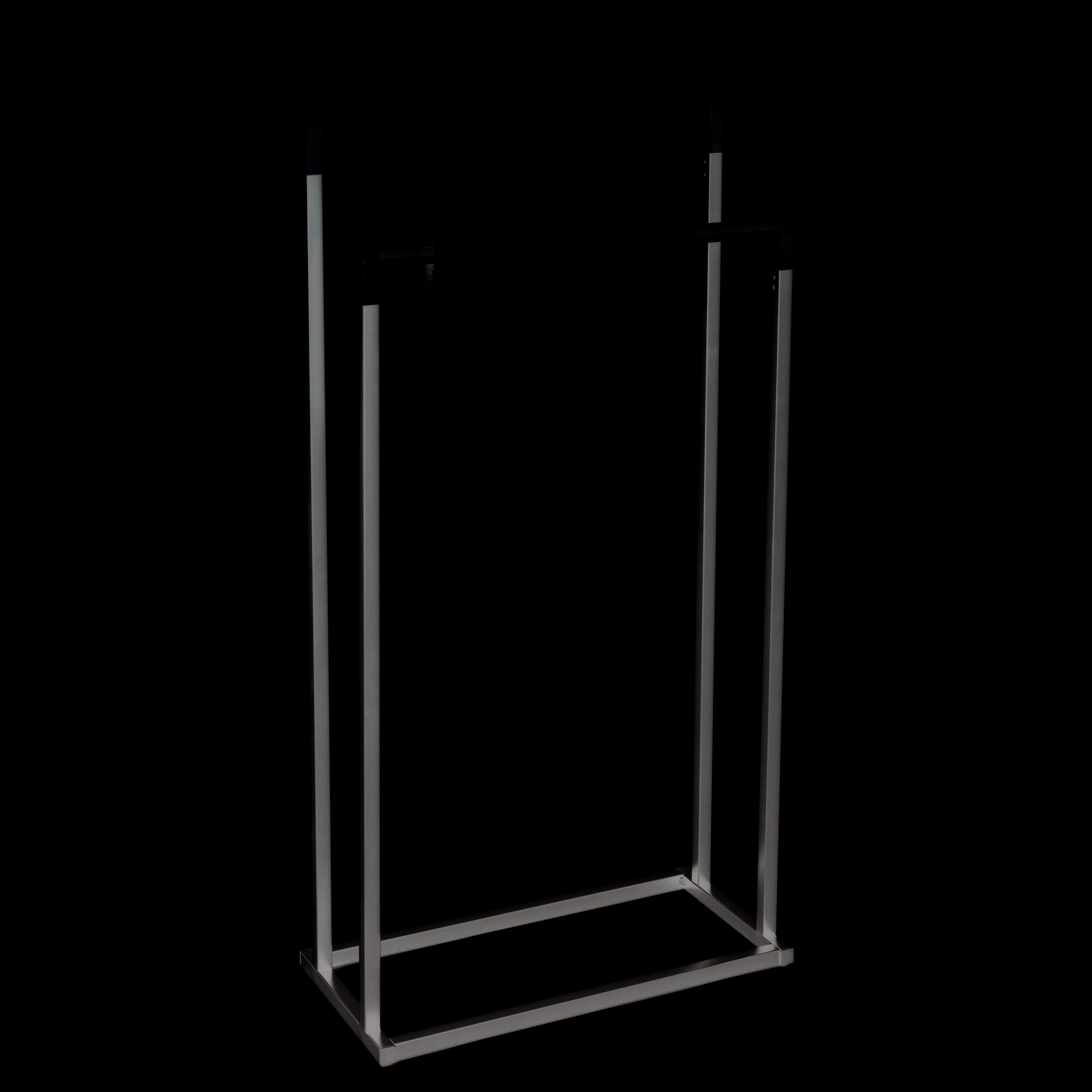 Stahlhandtuchhalter mit beigem Handtuch, das über die obere Stange drapiert ist, auf weißem Hintergrund.