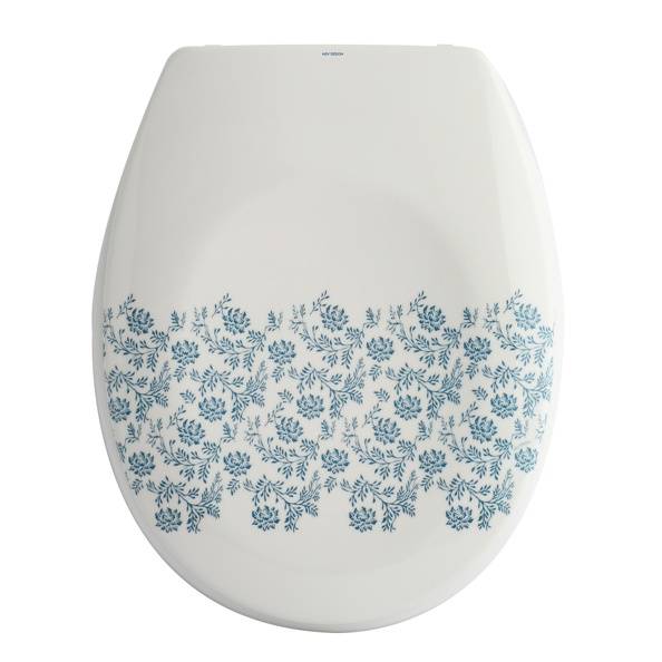 Weißer Toilettensitz mit einem blauen Blumenmuster rund um die untere Hälfte