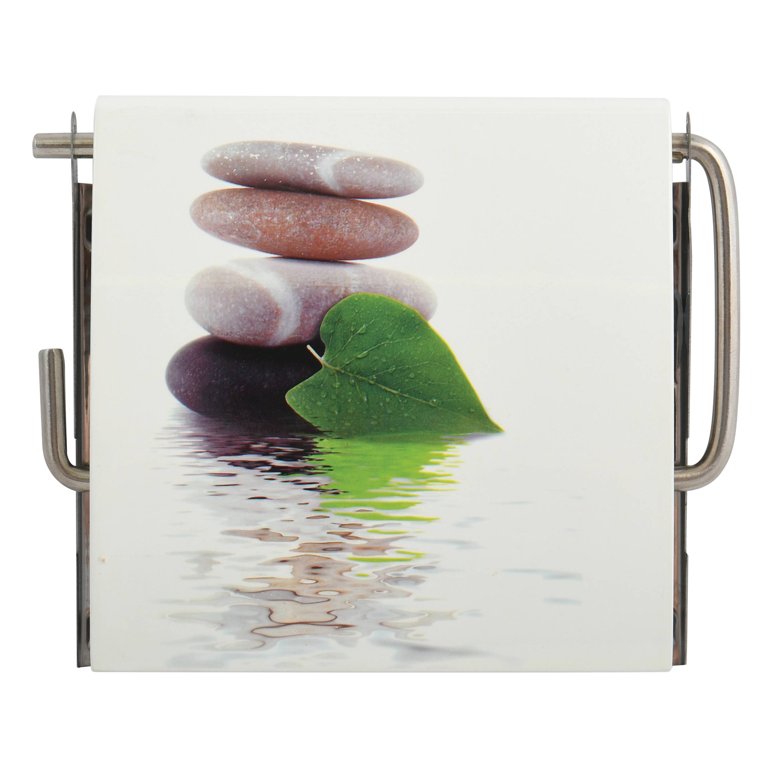 Aufgestapelte glatte Steine mit einem grünen Blatt und Wasserreflektion auf einer Fliese, gehalten von einem Metallgestell
