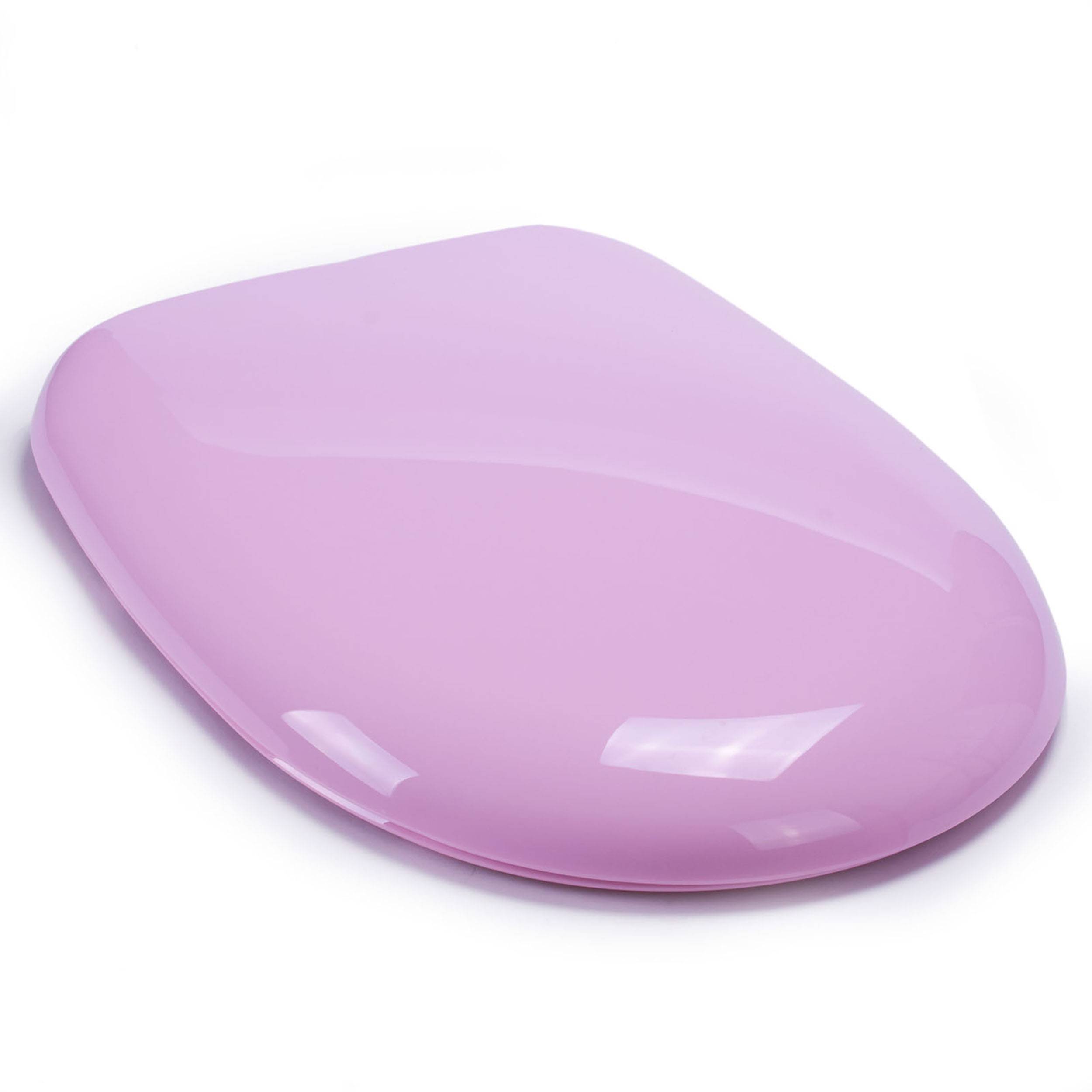 Glänzende hellviolette Computermaus mit einer glatten, abgerundeten Schale auf weißem Hintergrund.