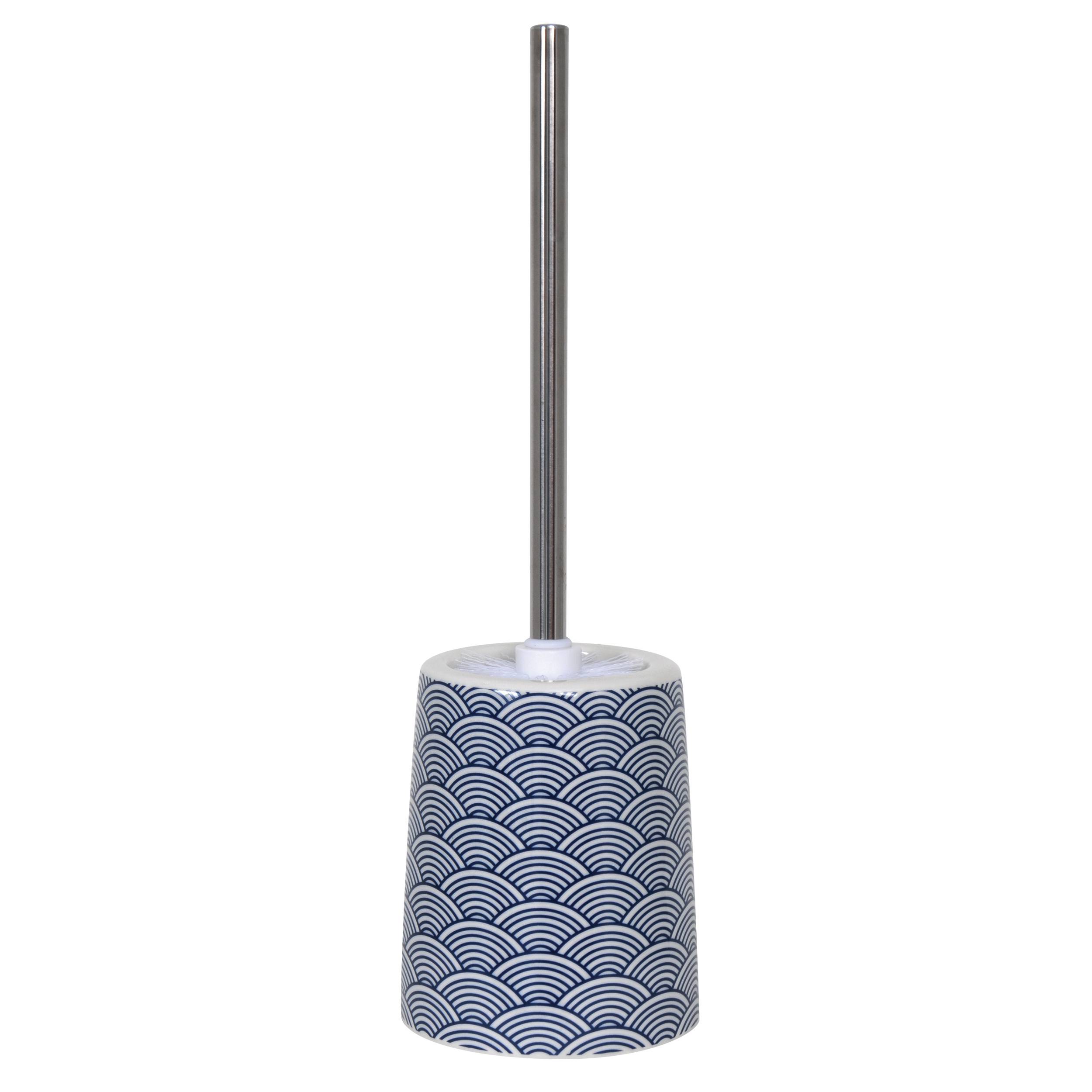 Toilettenbürste mit einem blauem wellenmustertem Behälter und einem langen Metallgriff auf weißem Hintergrund.