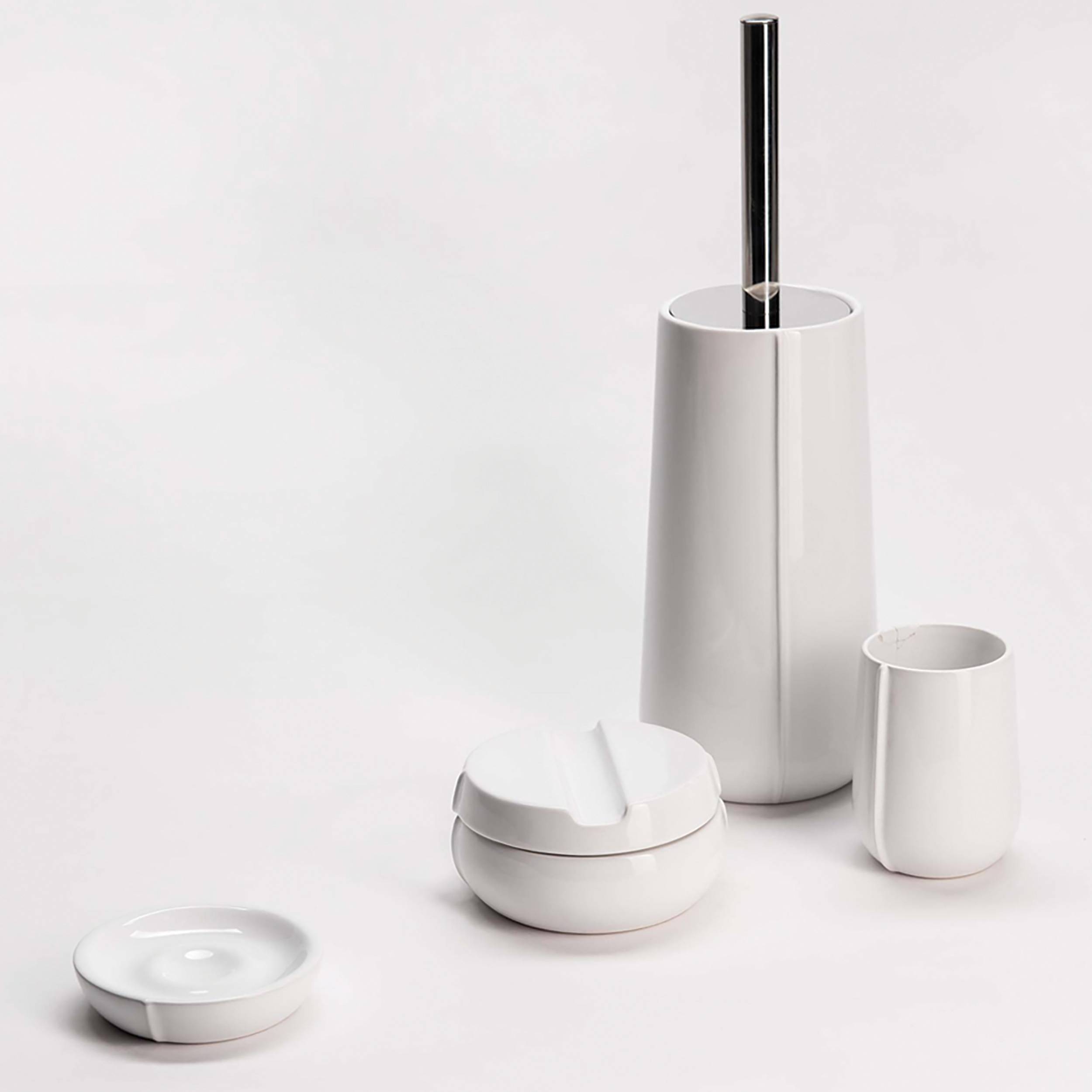Weißes Badezimmerset auf einfachem Hintergrund: Toilettenbürste Halter, Behälter mit Deckel, Becher und Seifenschale.