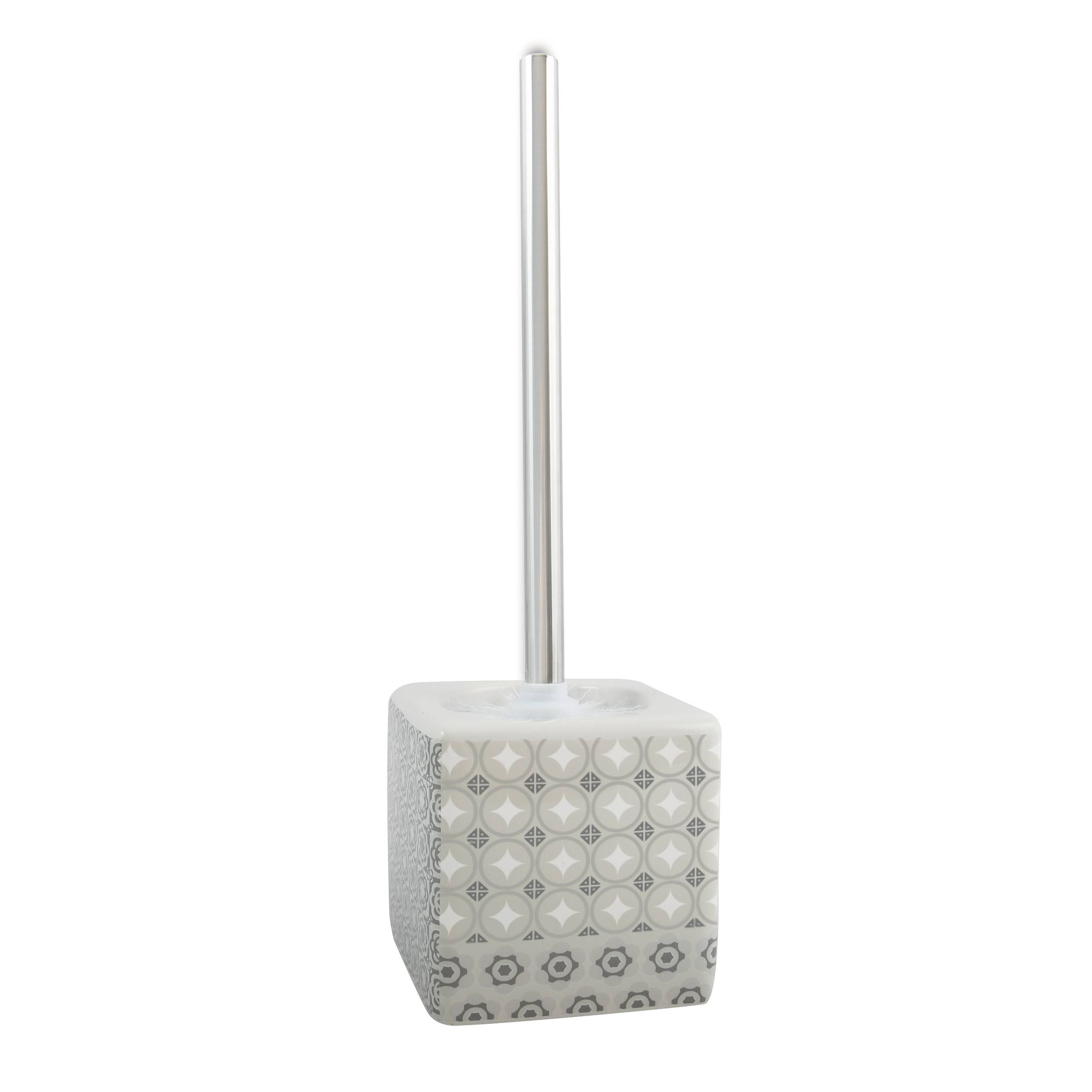 Eine dekorative Toilettenbürste mit silbernem Griff und gemustertem quadratischem Behälter auf weißem Hintergrund.