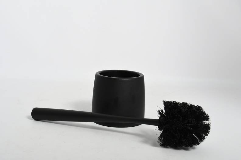 Schwarze Toilettenbürste mit Halter auf weißem Hintergrund.
