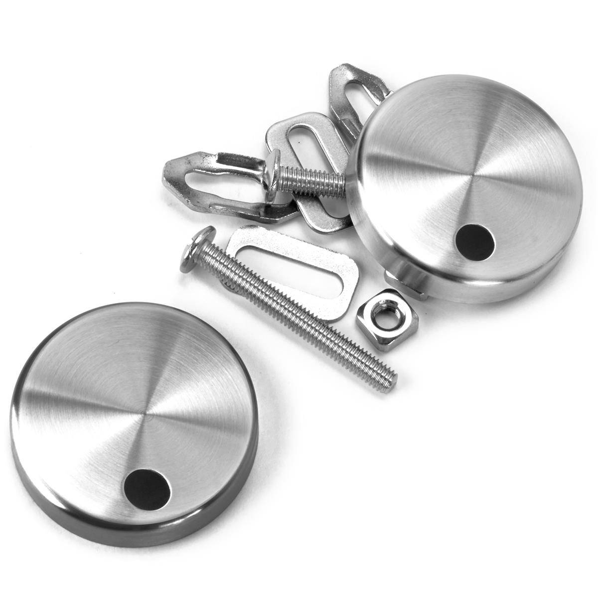 Zwei gebürstete Metallwandhalterungen mit verschiedenen Schrauben, Halterungen und einer Mutter auf weißem Hintergrund.