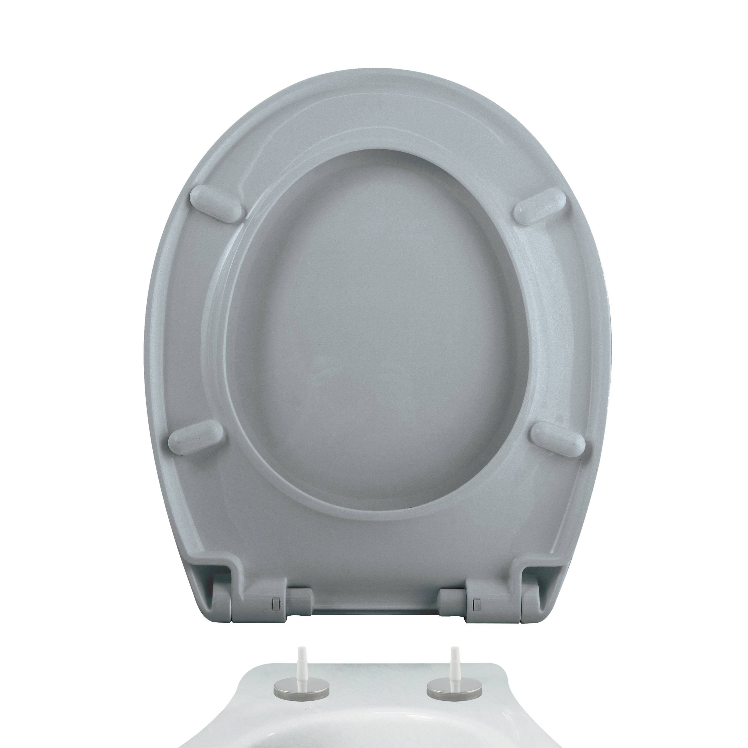 Grauer Toilettensitz, geöffnet oder abgenommen, mit sichtbaren Montagescharnieren darunter auf weißem Hintergrund.