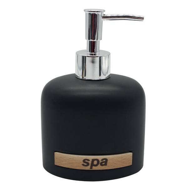 Schwarzer Seifenspender mit verchromter Pumpe und einem Holzetikett mit der Aufschrift "Spa"