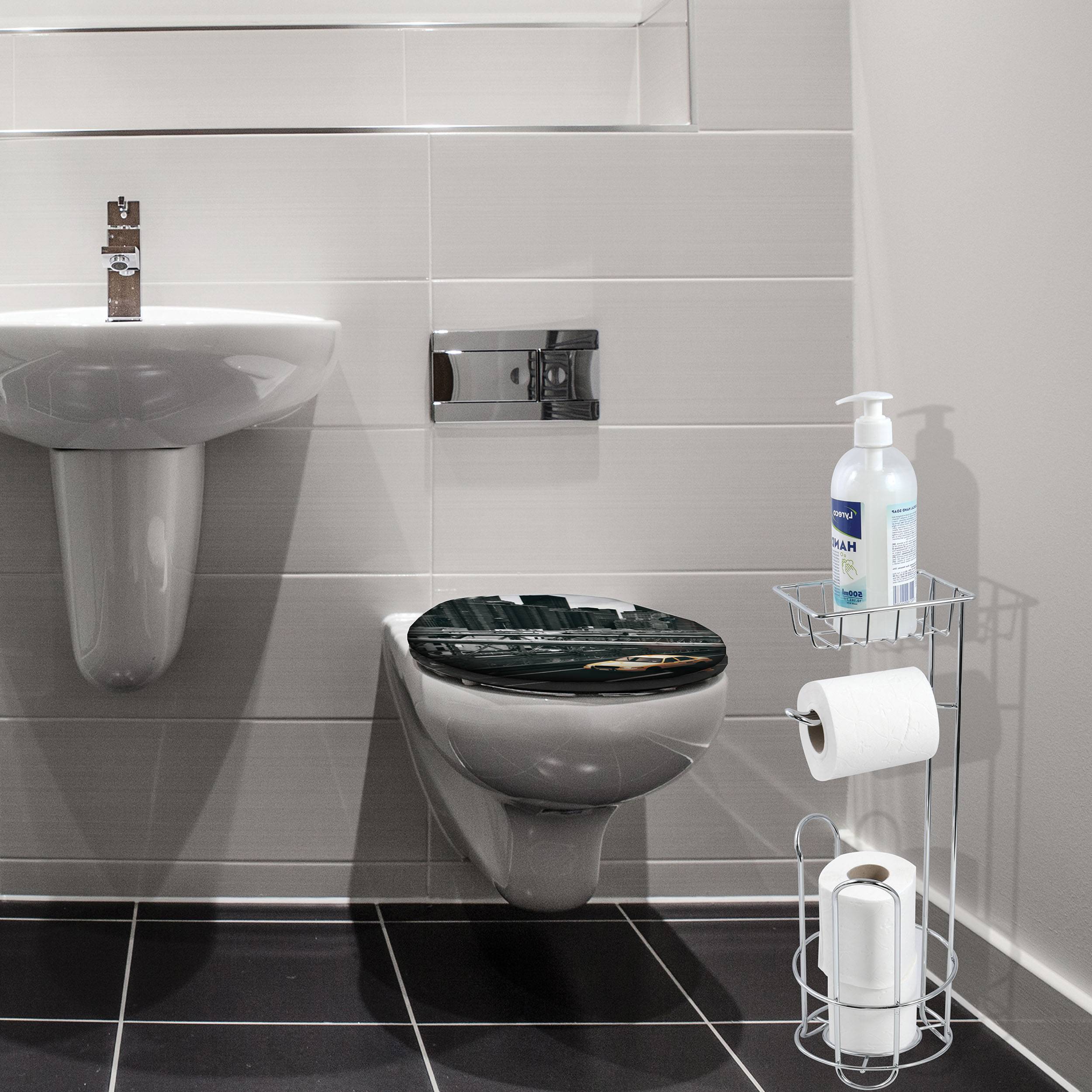 Modernes Badezimmer mit an der Wand montiertem Waschbecken und Toilette, Toilettensitz geschlossen, plus ein Toilettenpapier- und Desinfektionsmittelhalter daneben.