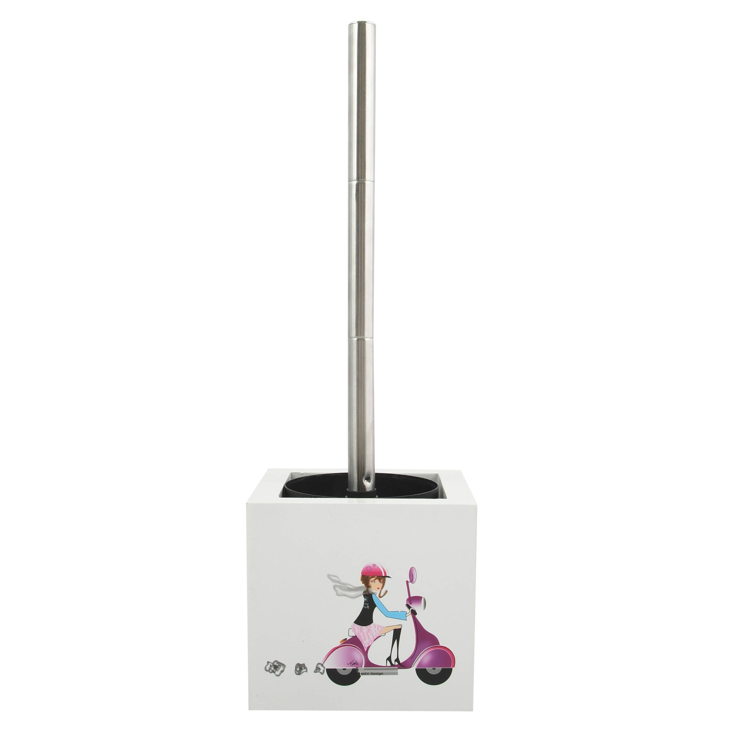 Weißer quadratischer Toilettenbürstenhalter mit langem Edelstahlgriff und einer rosa Roller-Illustration auf der Vorderseite.