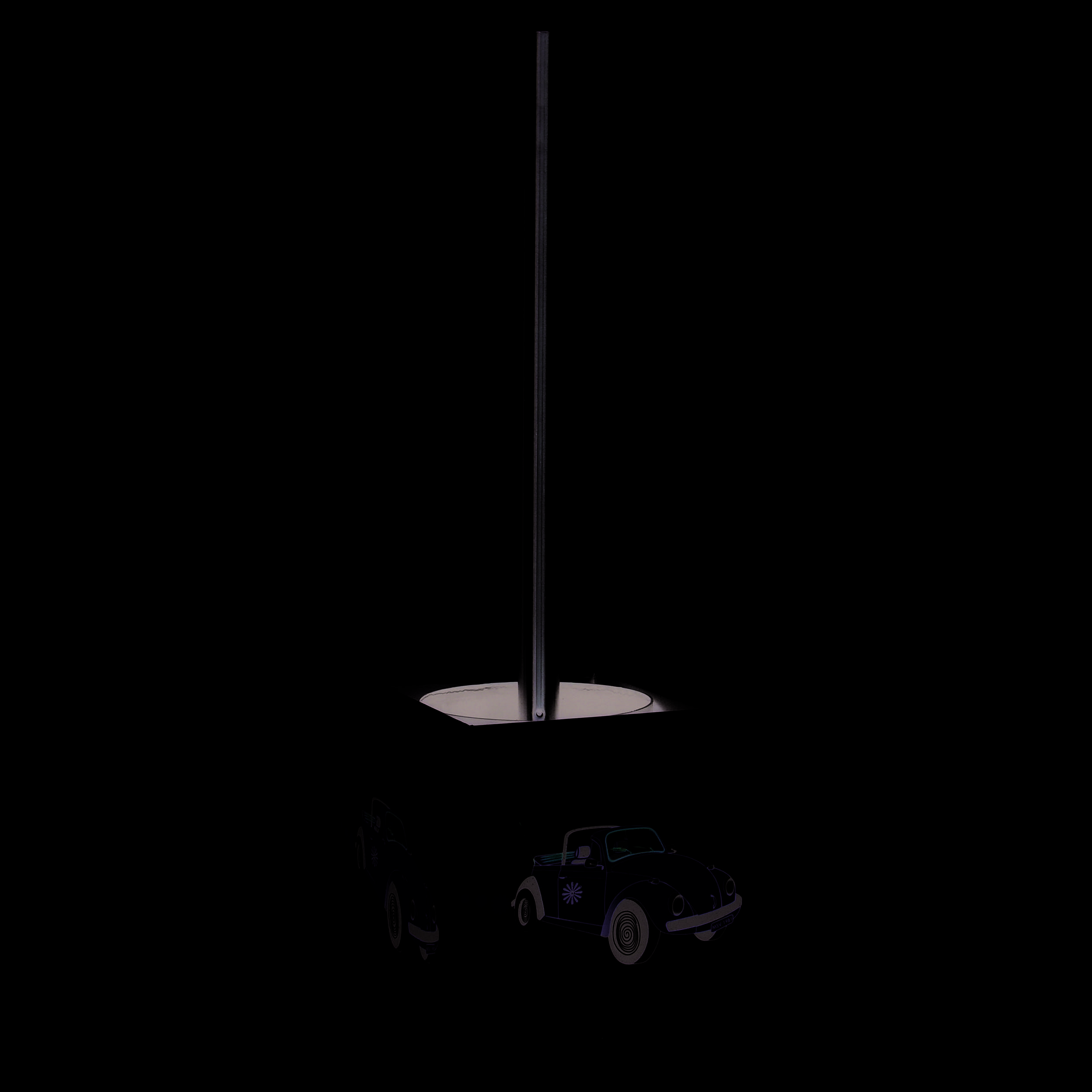 Weißer würfelförmiger Toilettenbürsten-Halter mit silbernem Griff und gelben Autobillustrationen an den Seiten.