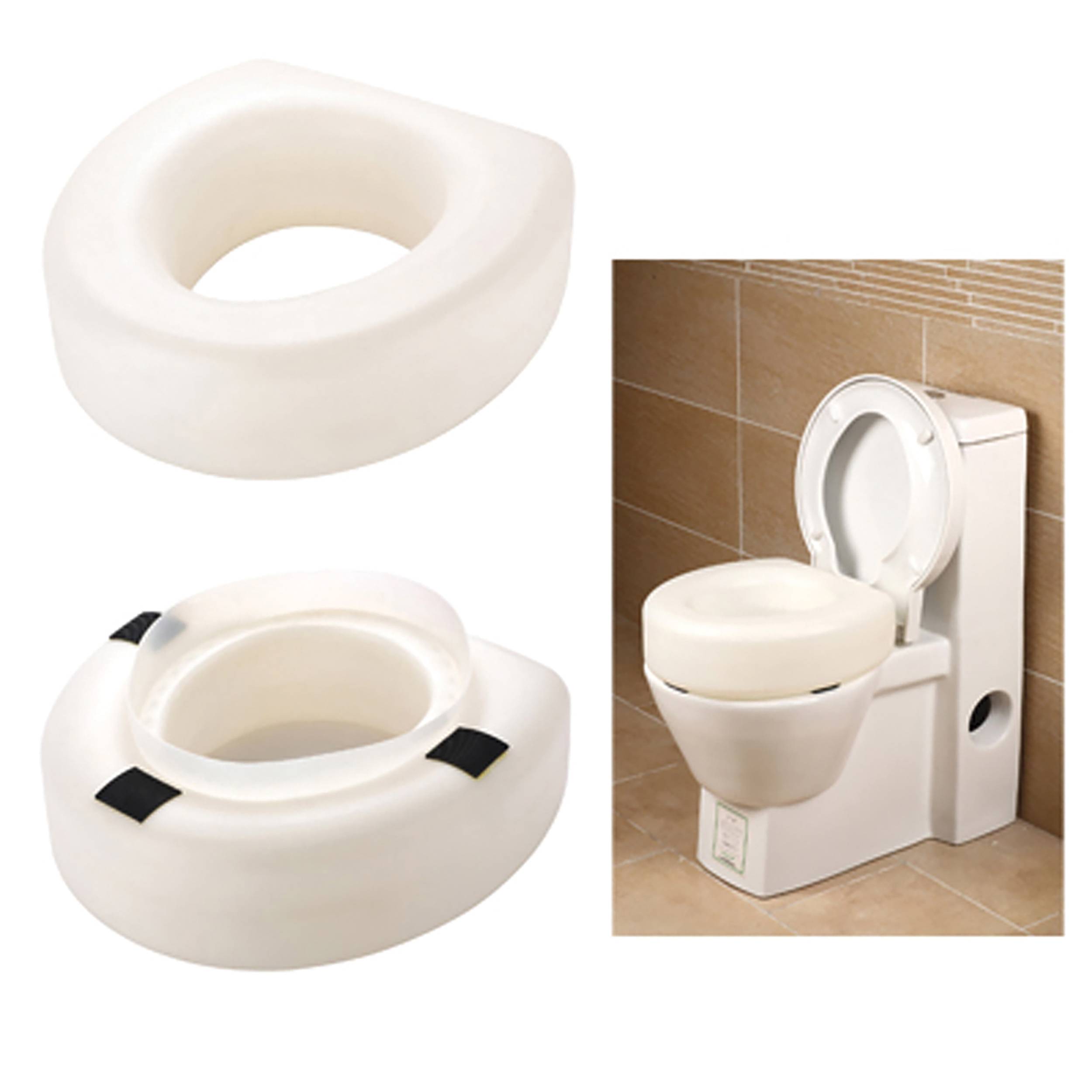 Weißer Schaumstoff-Toilettensitzerhöher, separat abgebildet und auf einer Toilette installiert, der den Sitz für einfacheres Sitzen und Aufstehen anhebt.