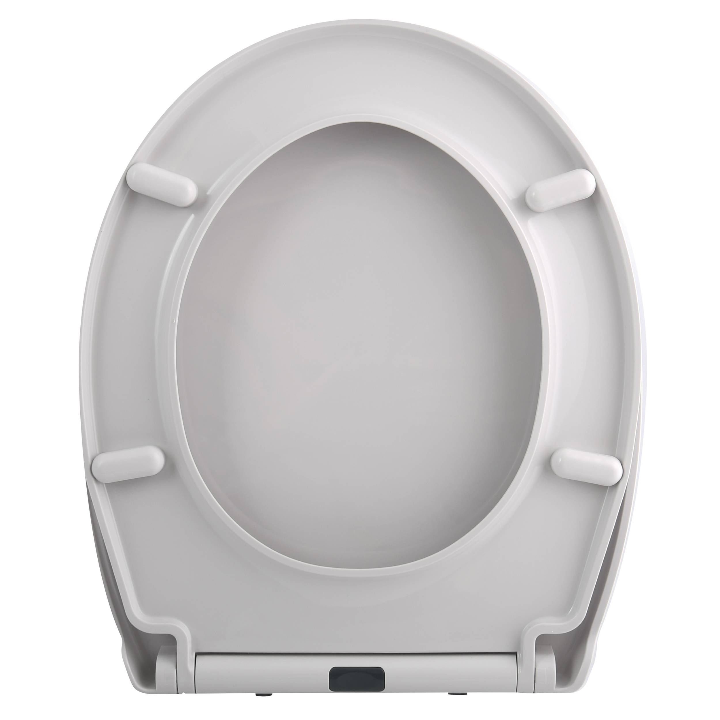 Nahaufnahme eines weißen Toilettensitzes mit ovalem Deckel, von vorne auf einem einfachen Hintergrund gezeigt.