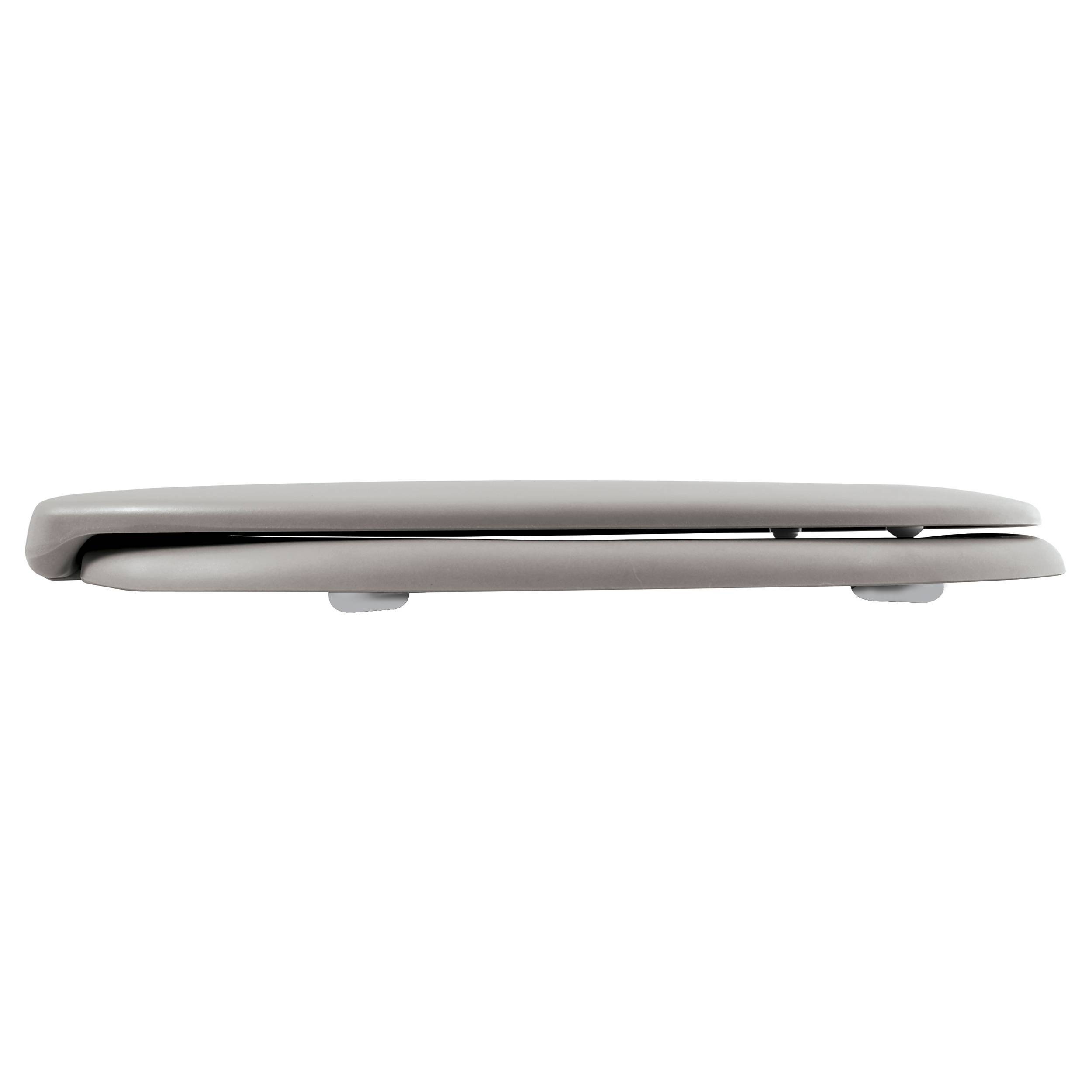 Seitenansicht eines geschlossenen grauen Laptops mit dünnem Profil auf weißem Hintergrund.