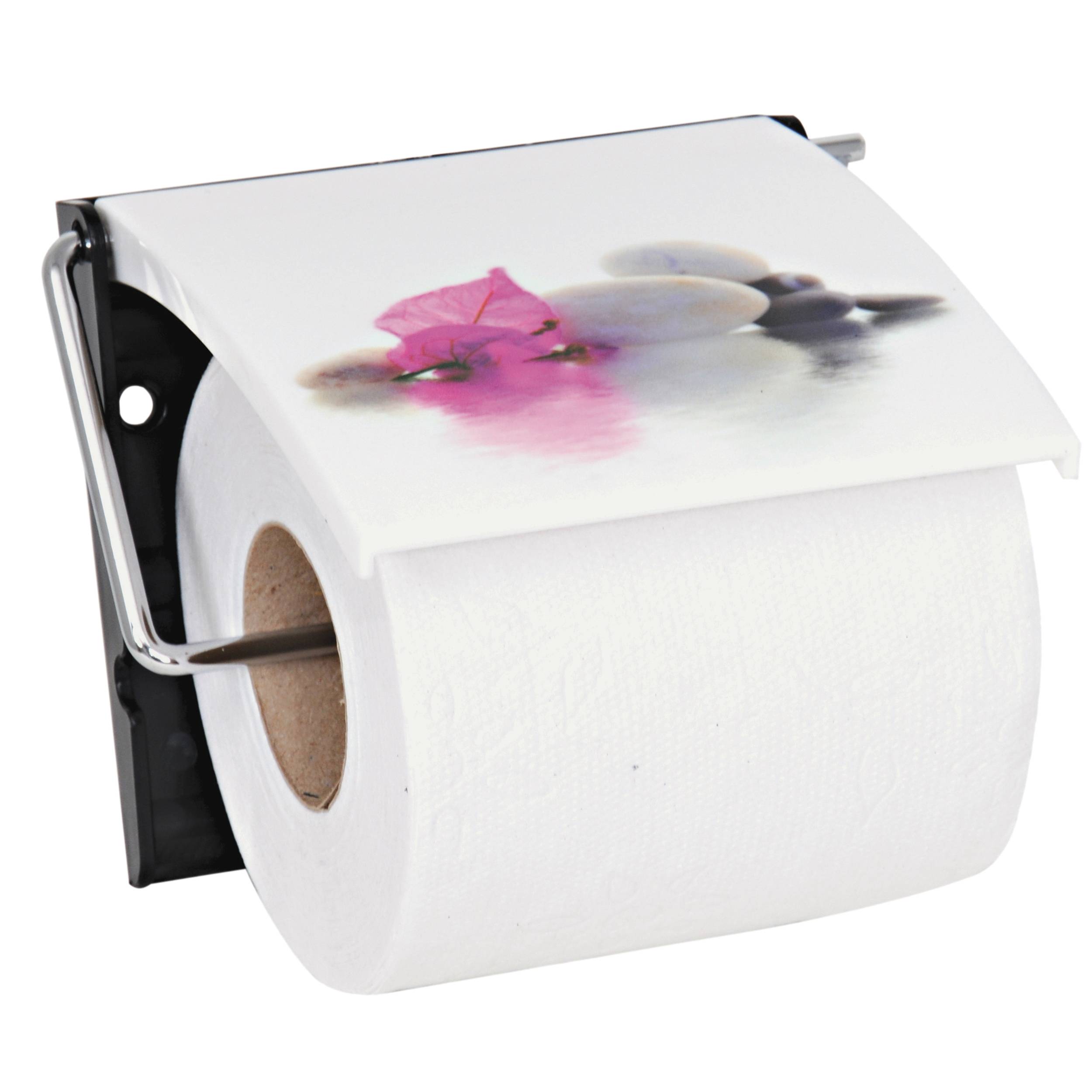Wandmontierter Toilettenpapierhalter mit einer Rolle und einer dekorativen Blumenabdeckung auf weißem Hintergrund.