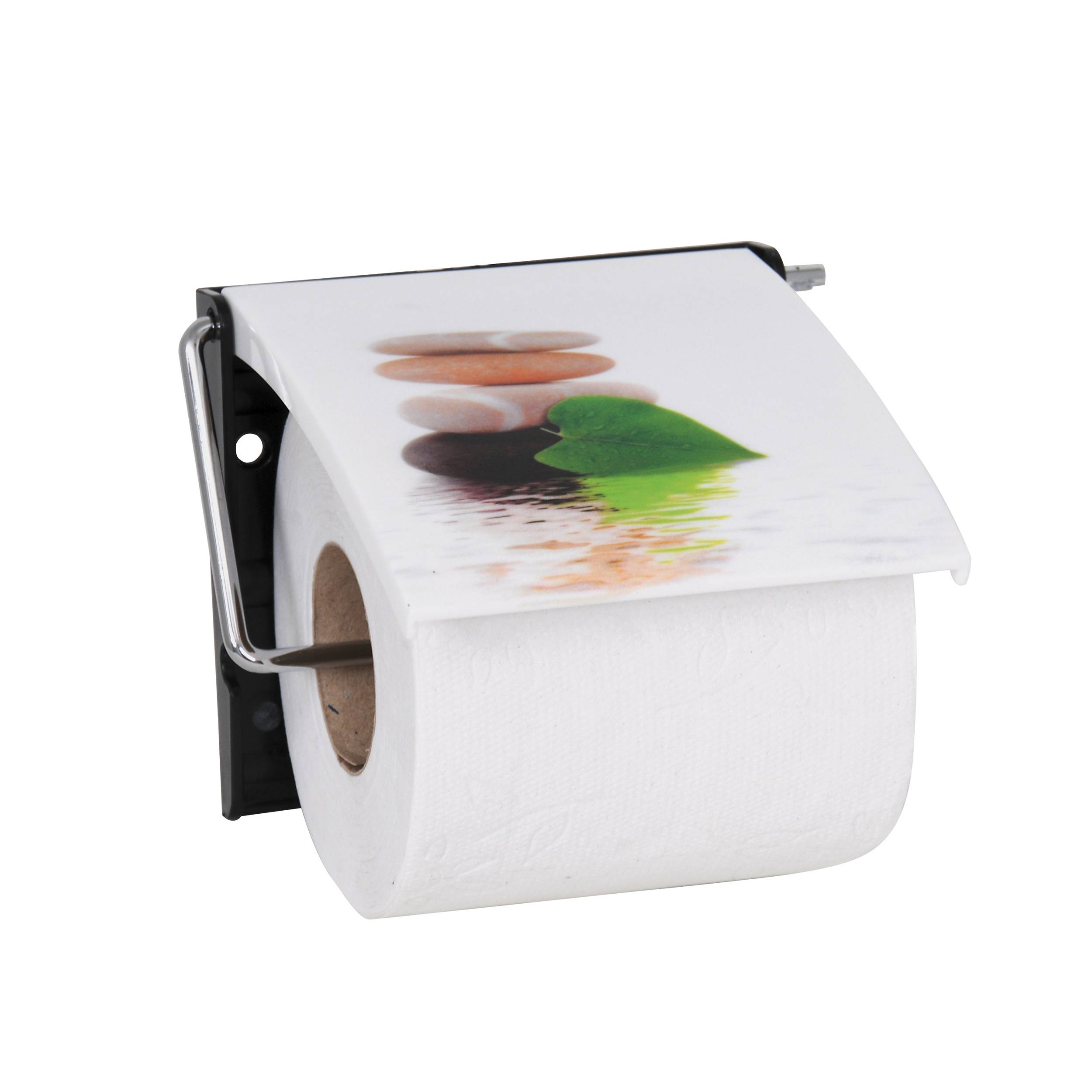 Wandmontierter Toilettenpapierhalter mit einer Rolle weißem Tissue und einer Abdeckung, die gestapelte Steine und grüne Blätter zeigt.