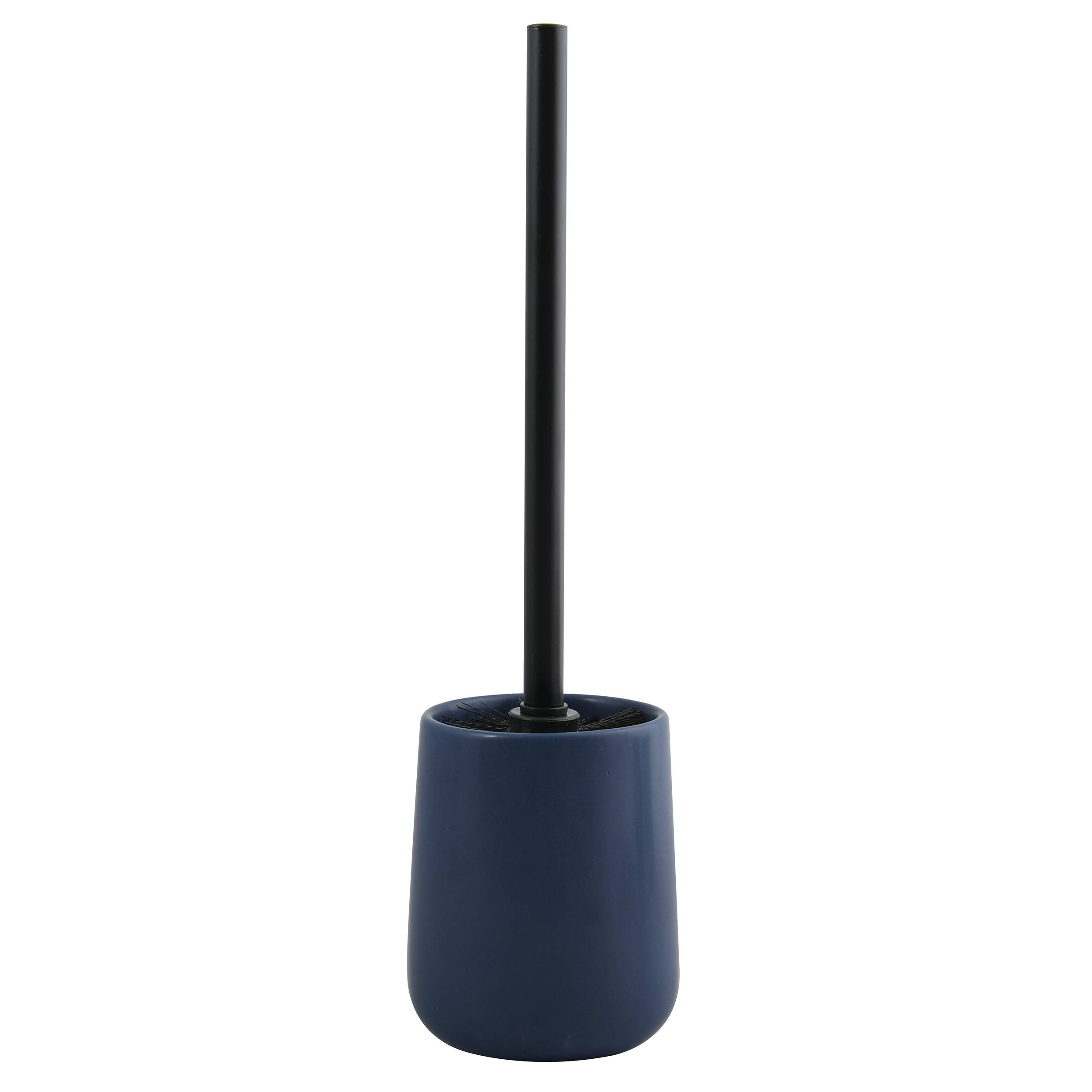 Blauer Toilettenbürsten-Behälter mit schwarzem Griff auf weißem Hintergrund.