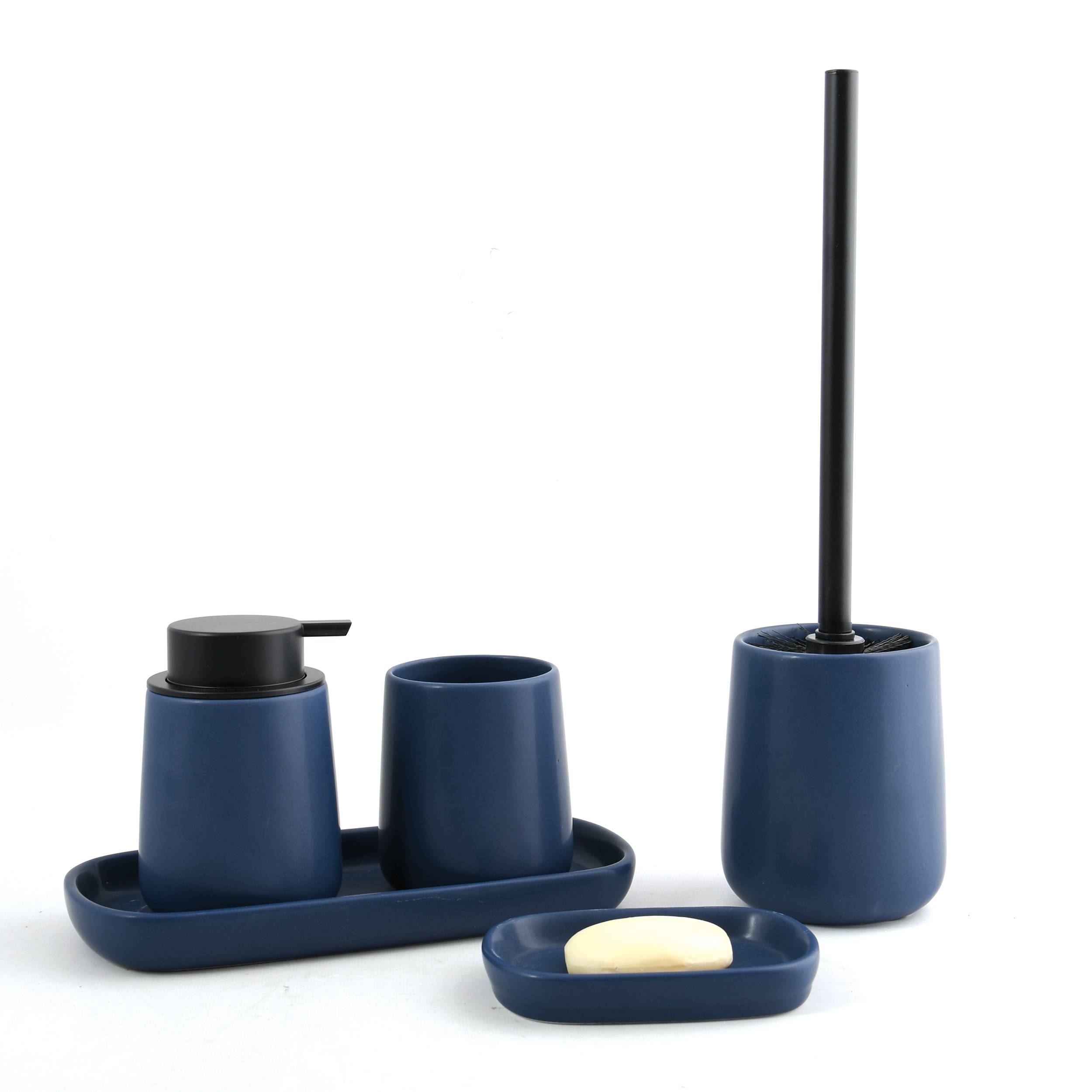 Blaues Badezimmer-Zubehörset mit Seifenspender, Becher, Zahnbürstenhalter, Seifenschale und Toilettenbürsten-Halter auf weißem Hintergrund