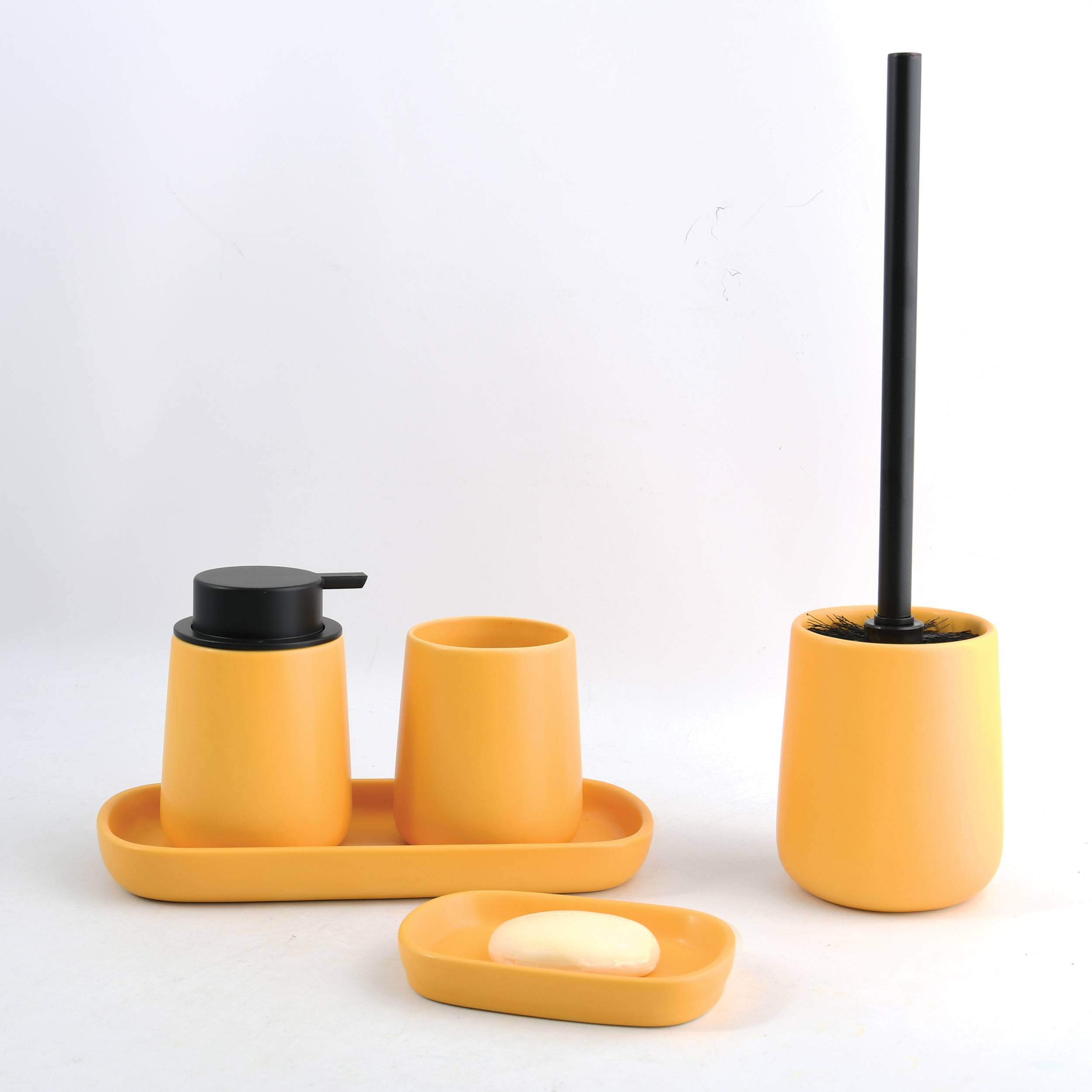 Gelbes Badezimmeraccessoire-Set mit Seifenspender, Zahnputzbecher, Seifenschale und Toilettenbürsten-Halter auf einem Tablett vor weißem Hintergrund.