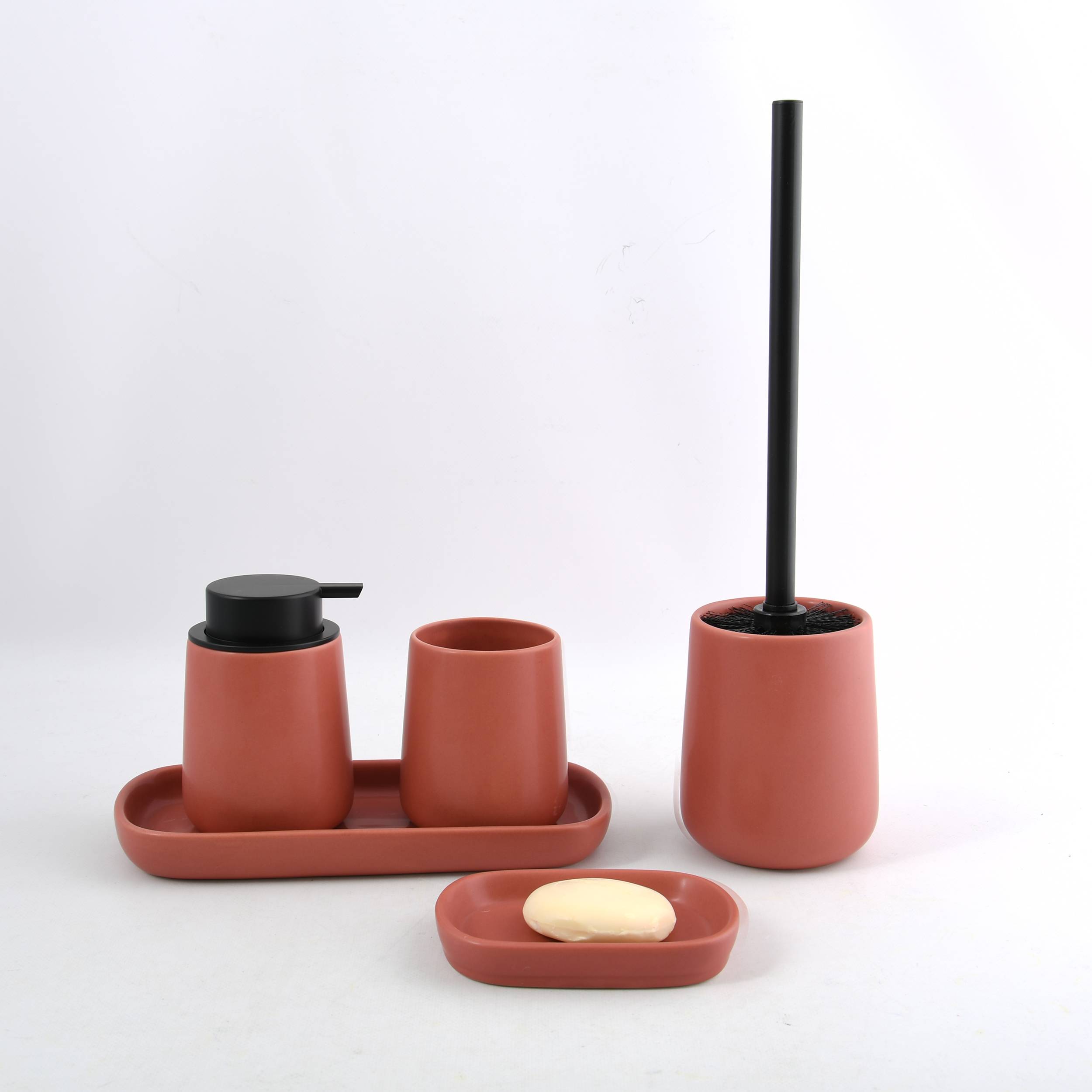 Terrakotta-Badezimmerset mit Seifenspender, Becher, Trinkbecher und Seifenschale mit Stück Seife und Toilettenbürsten-Halter auf einem Tablett.