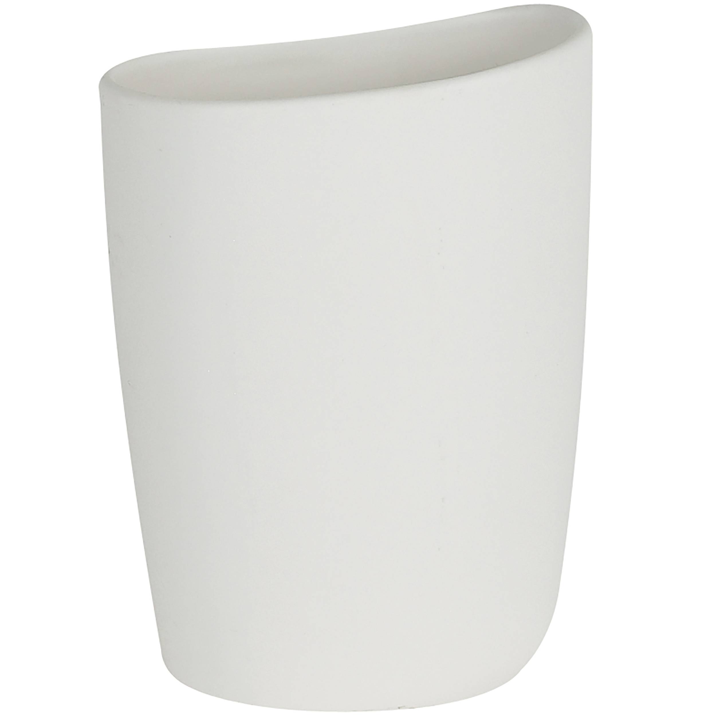 Weiße geschwungene Keramiktasse oder kleine Vase mit offener Oberseite, gezeigt auf einfachem Hintergrund.
