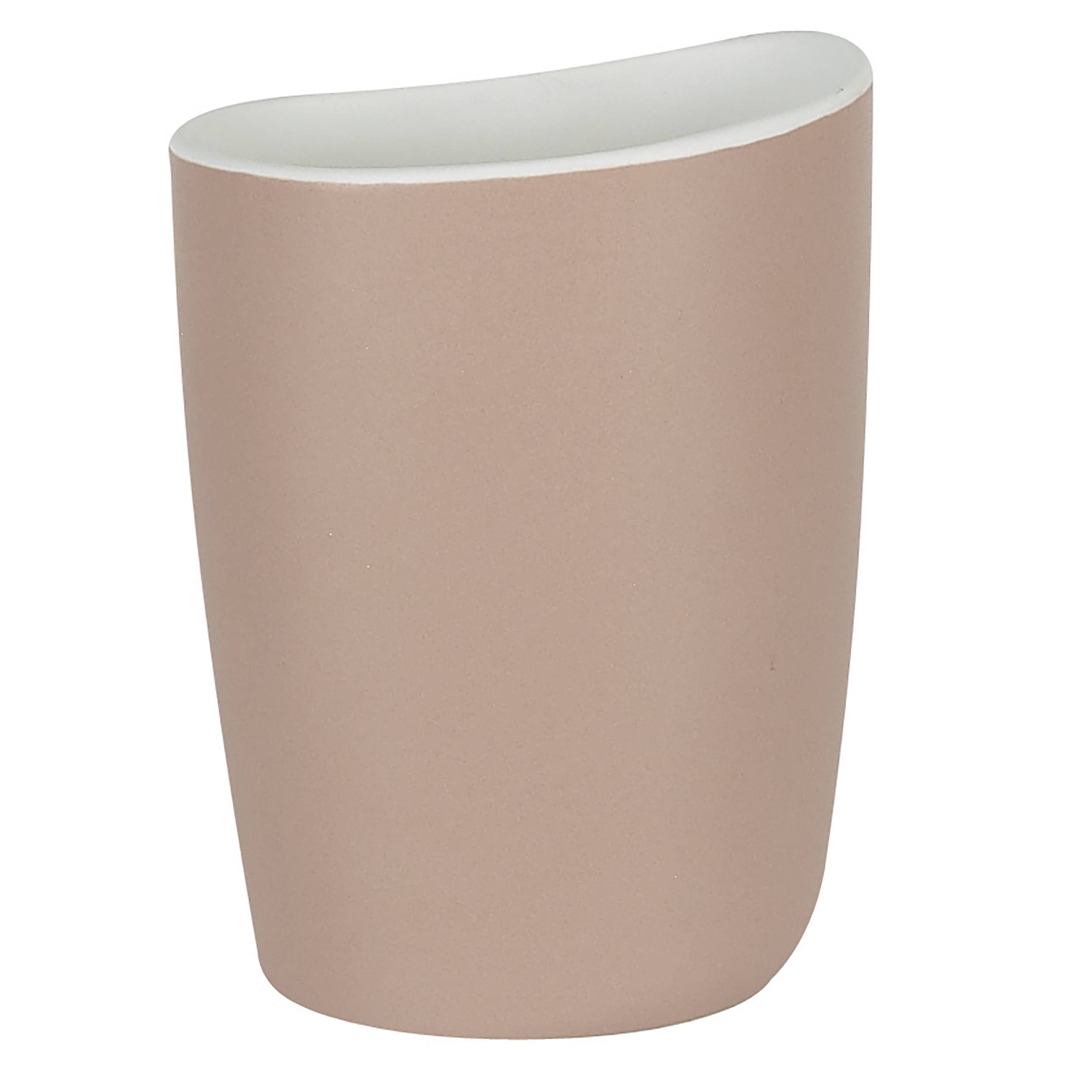 Beige farbener, kegelförmiger Einwegbecher mit abgerundetem, offenem Rand auf weißem Hintergrund.