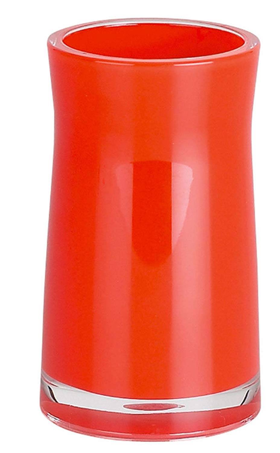 Ein glänzend rotes zylindrisches Glas oder Becher auf weißem Hintergrund.