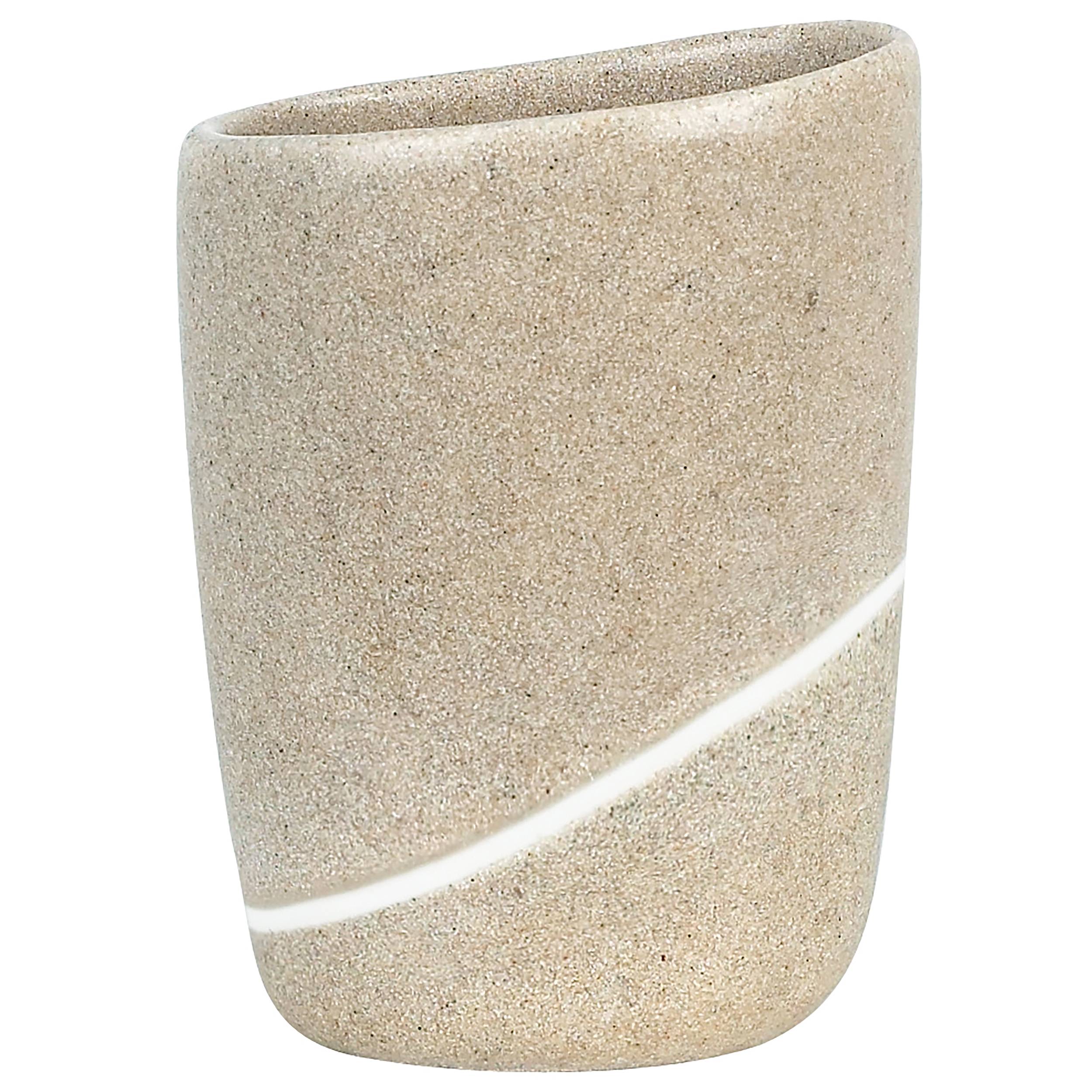Beiger strukturierter Keramikbecher oder Vase mit einem gekrümmten weißen diagonalen Streifen auf einfarbigem Hintergrund.