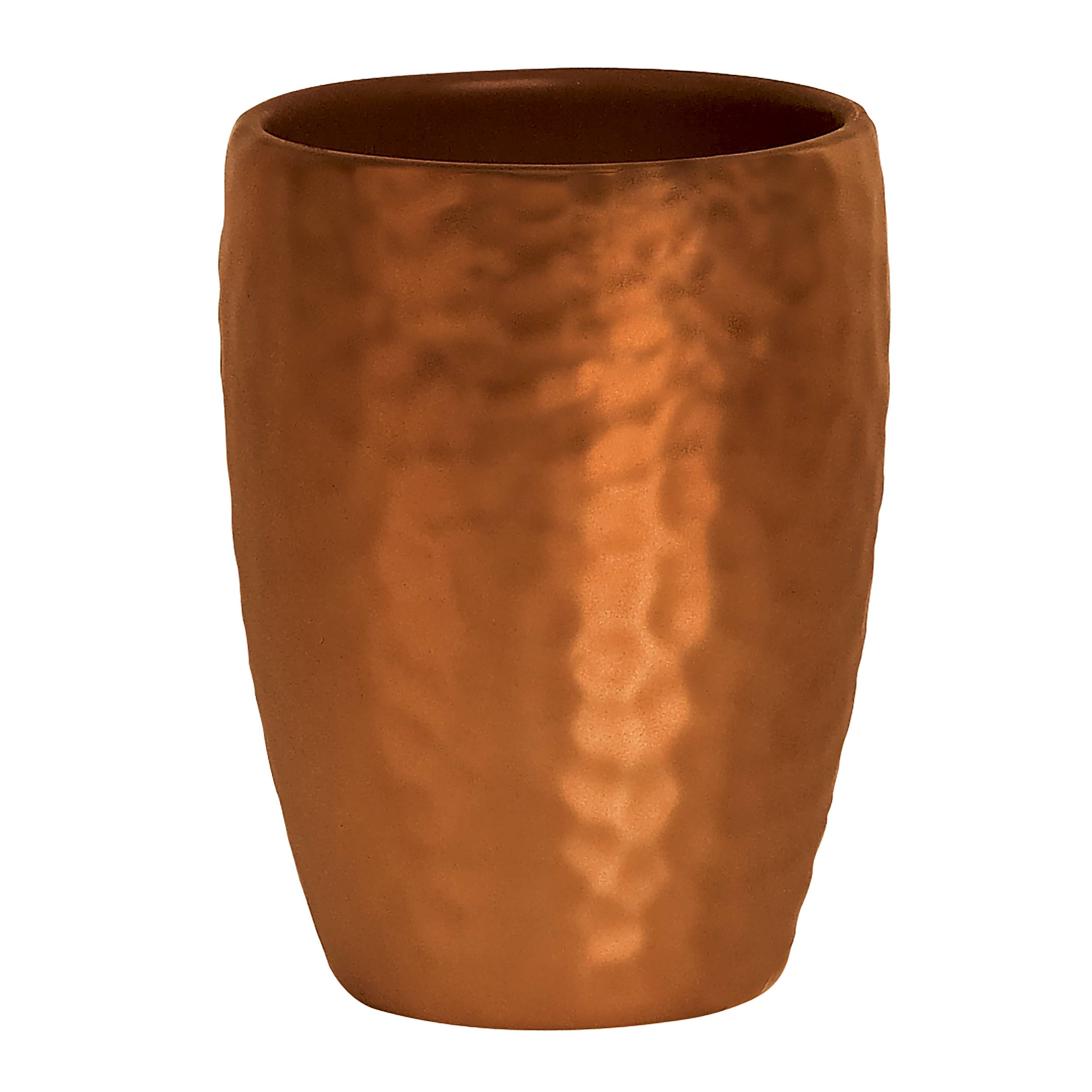 Kupferfarbener gehämmerter Metalltumbler mit glatter Kante, gezeigt auf einfachem weißem Hintergrund.