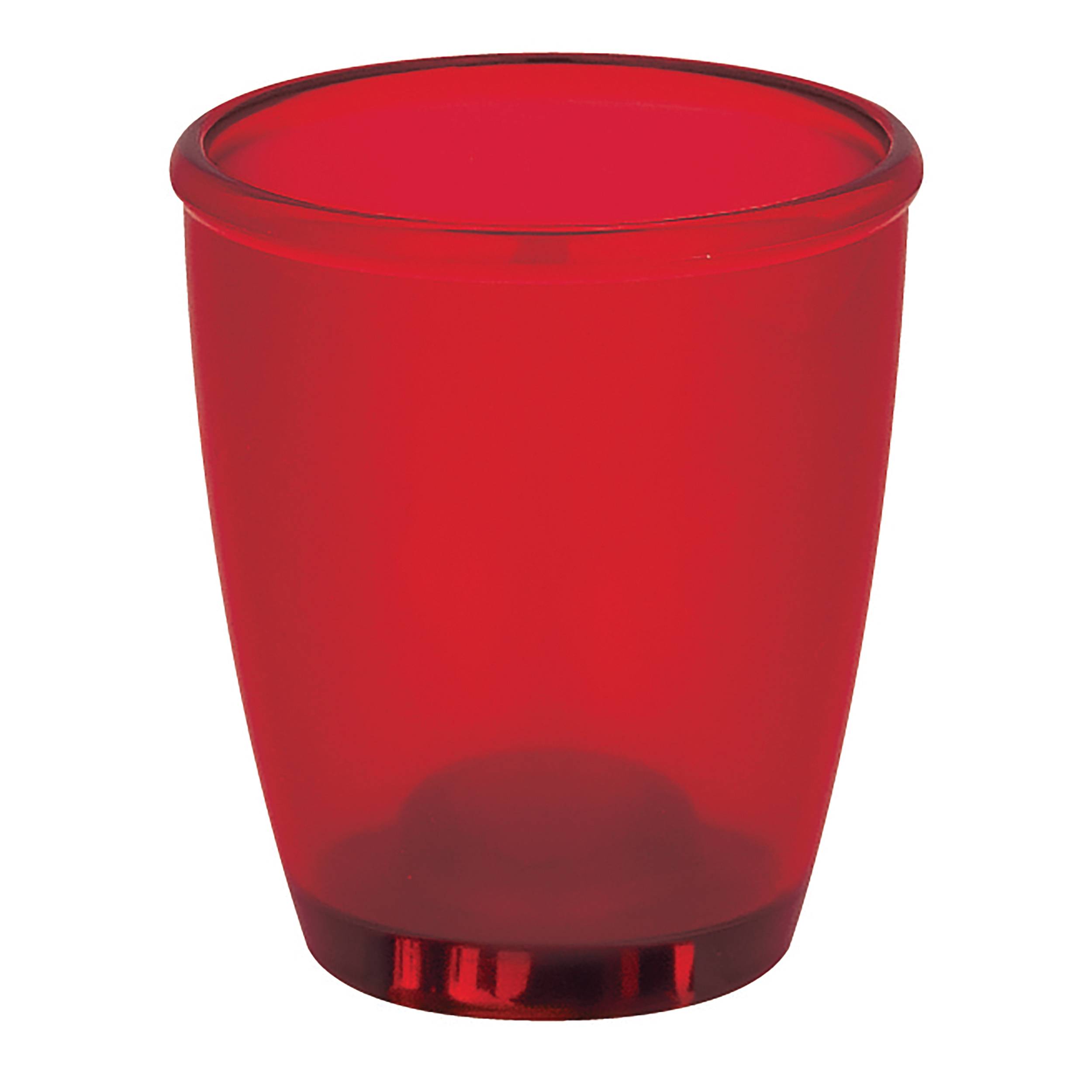 Roter durchscheinender Kunststoff-Trinkbecher auf weißem Hintergrund.