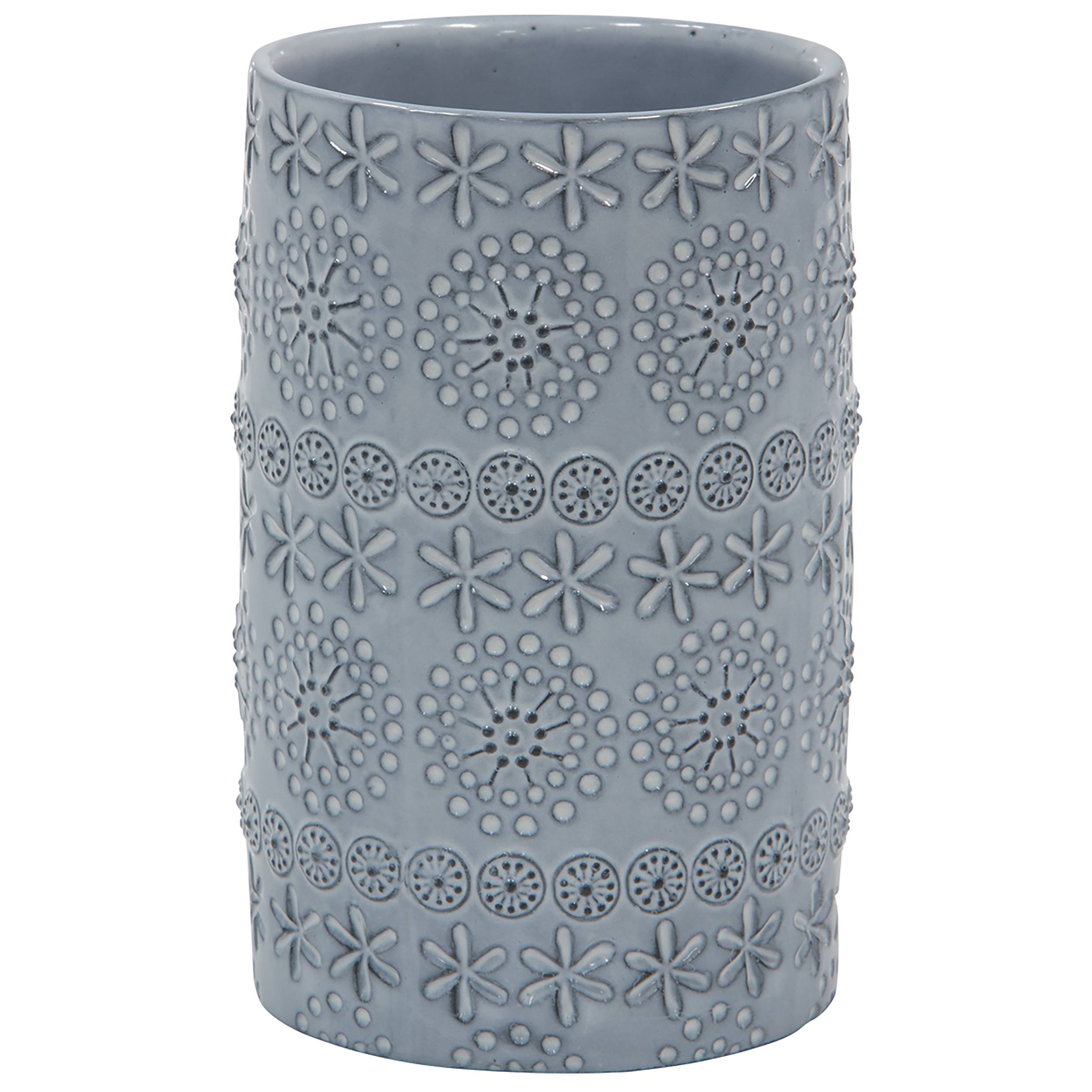 Graue zylindrische Keramikvase mit geprägten Blumen- und Punktmustern, gezeigt vor einem schlichten Hintergrund.