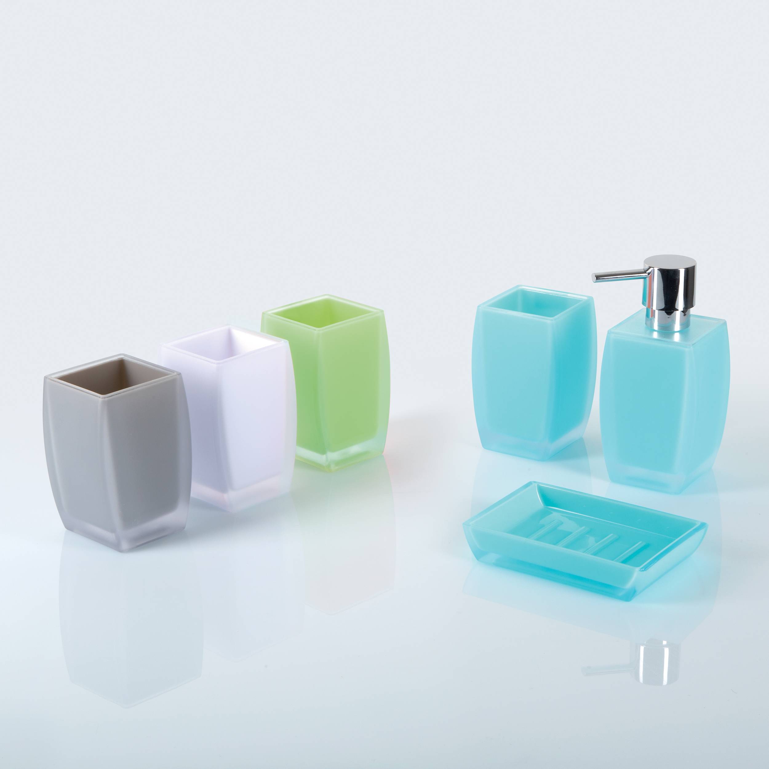 Set aus mattem Kunststoff Badezimmerzubehör: drei Becher, eine Seifenschale und ein Flüssigseifenspender in Grau, Weiß, Grün und Blau.