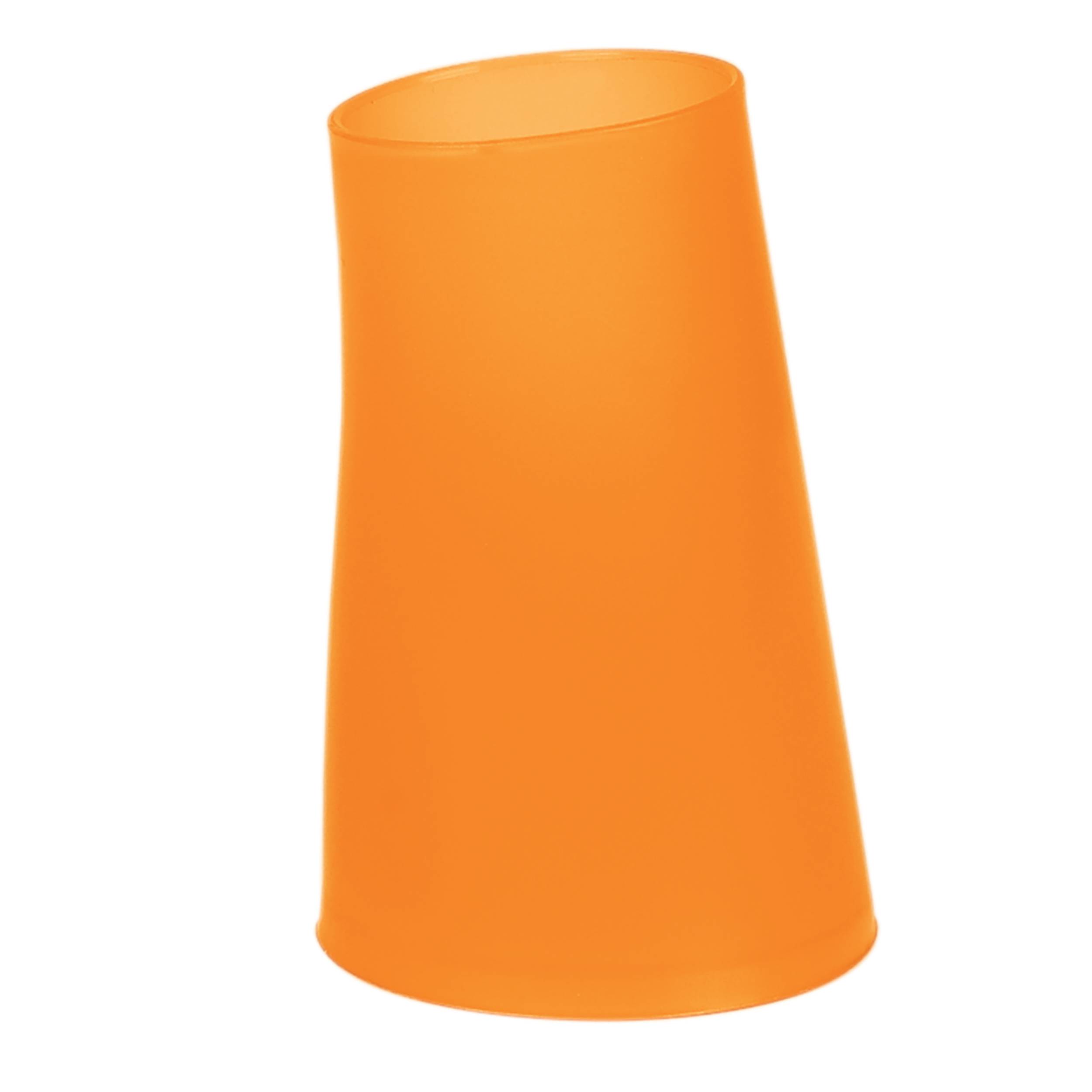 Orange kegelförmiger Kunststoffbecher auf weißem Hintergrund.