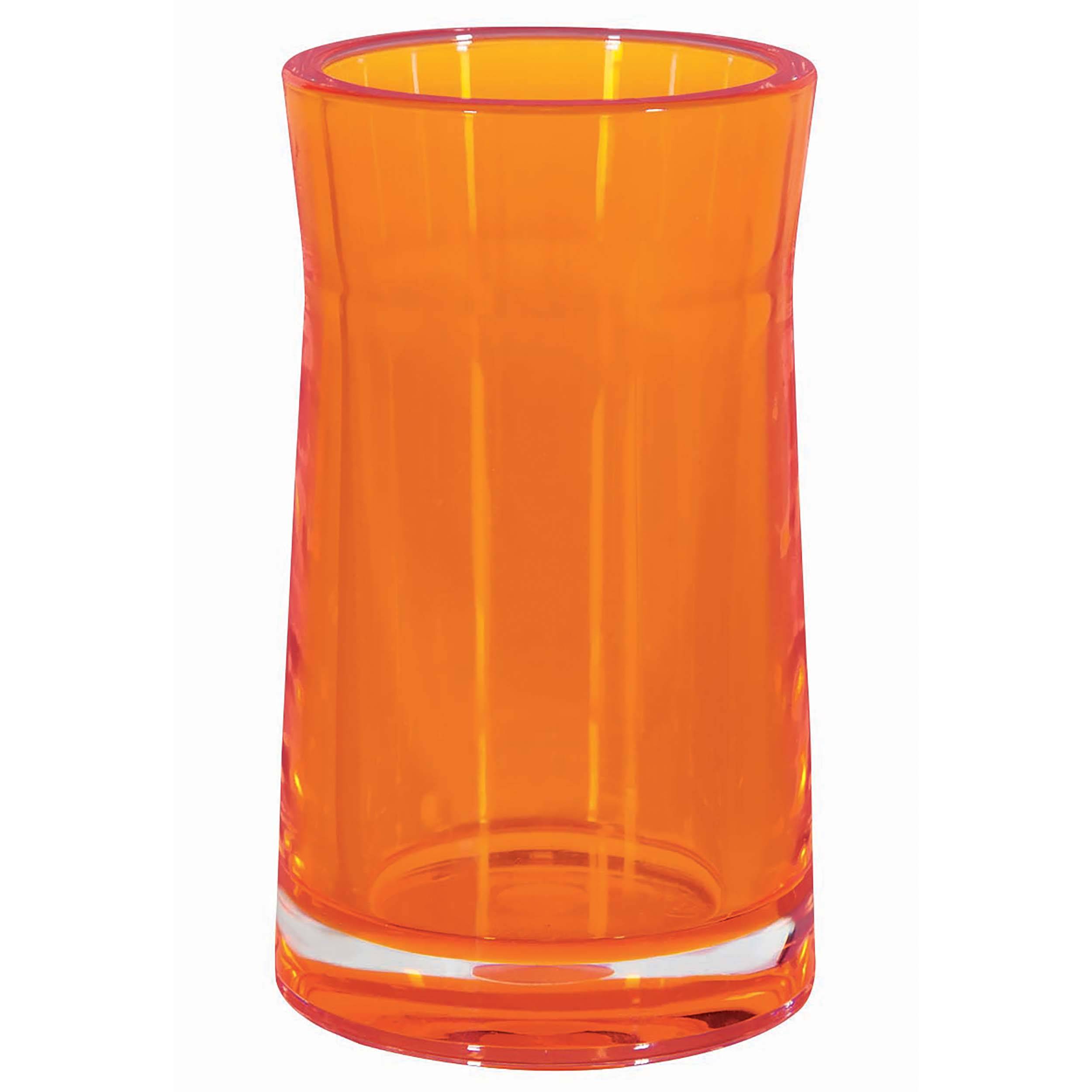 Transparentes orange Trinkglas auf weißem Hintergrund.