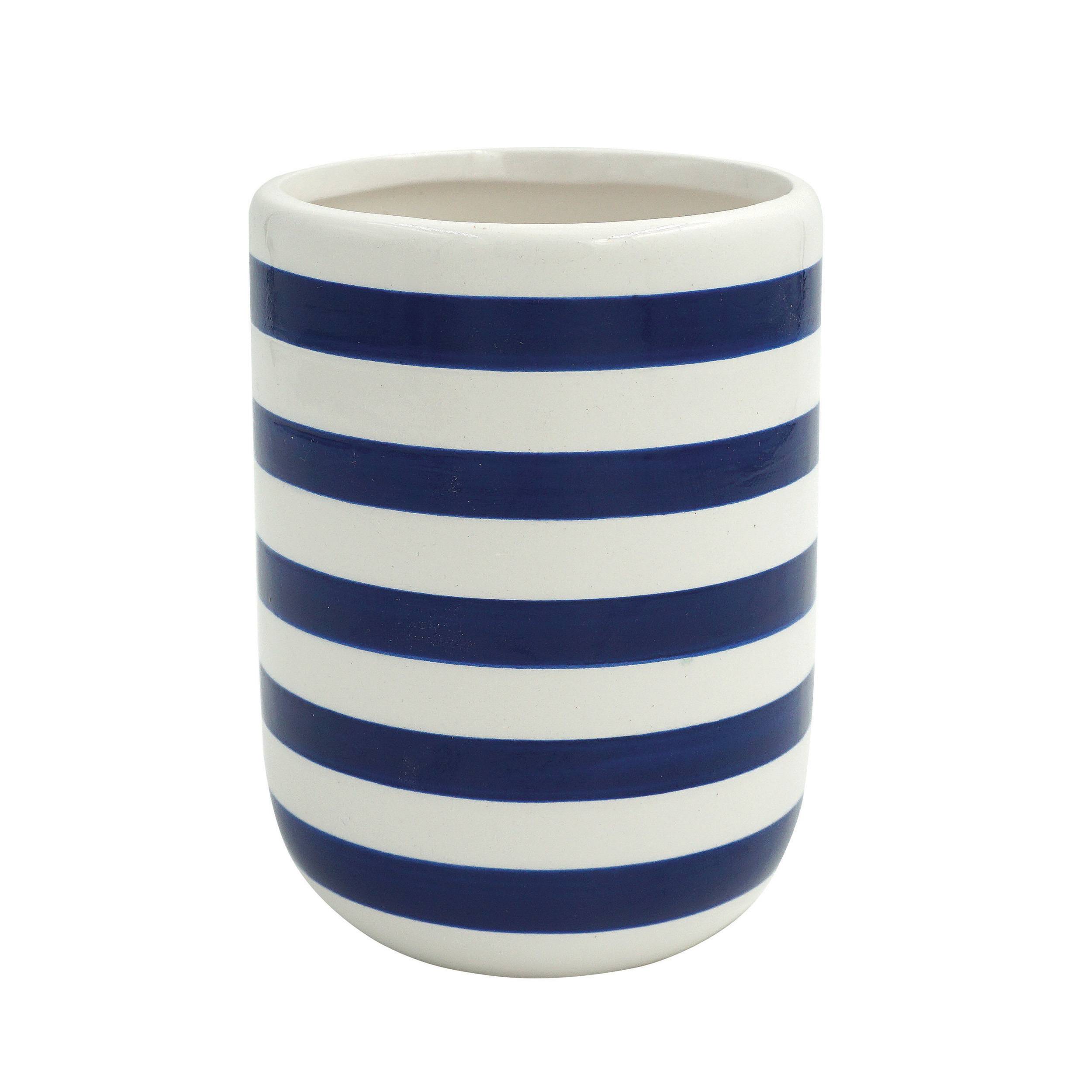 Weiße Keramiktasse mit breiten dunkelblau horizontalen Streifen auf weißem Hintergrund.