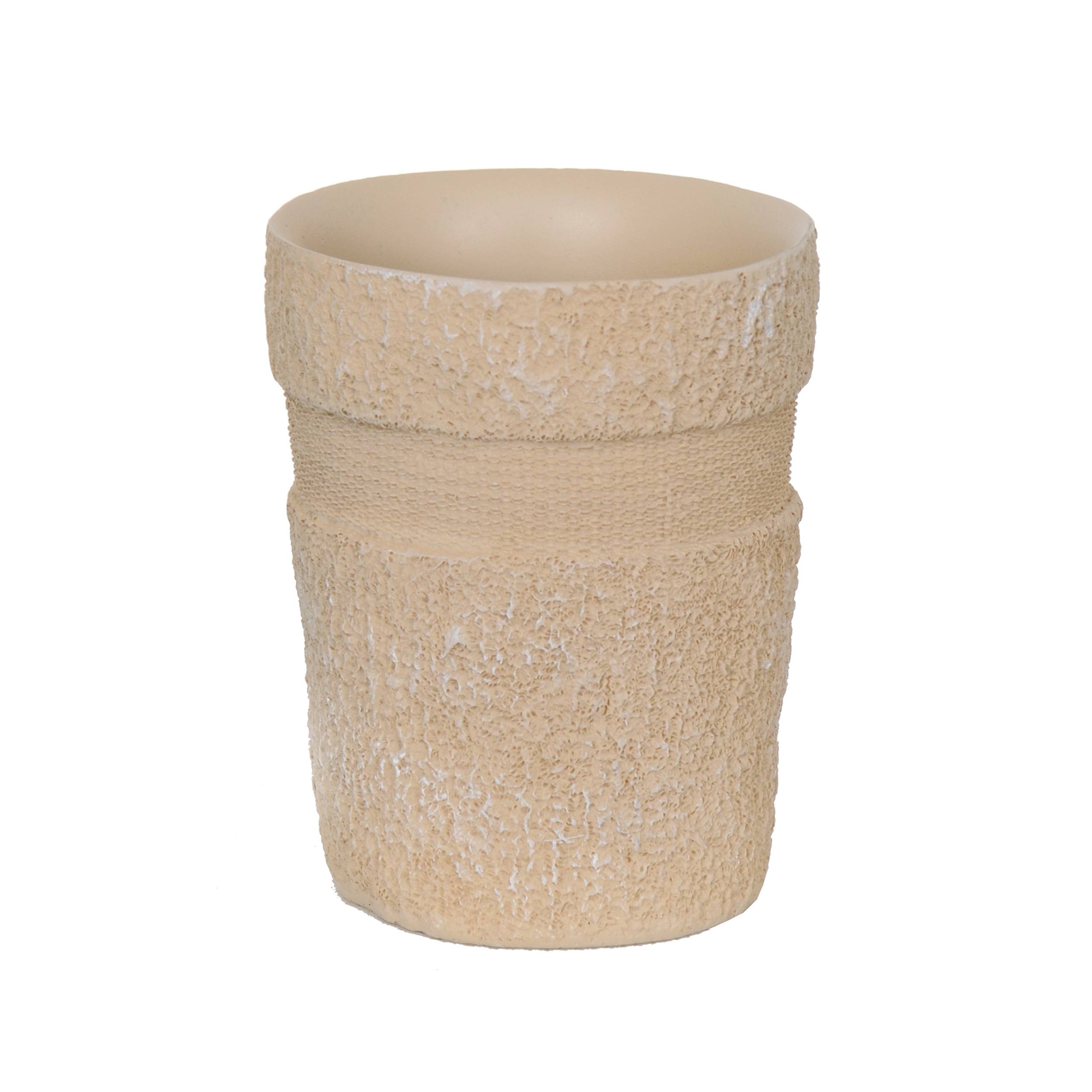 Beige strukturierte Keramiktasse oder Vase mit breitem Rand, vor einem schlichten weißen Hintergrund gezeigt.