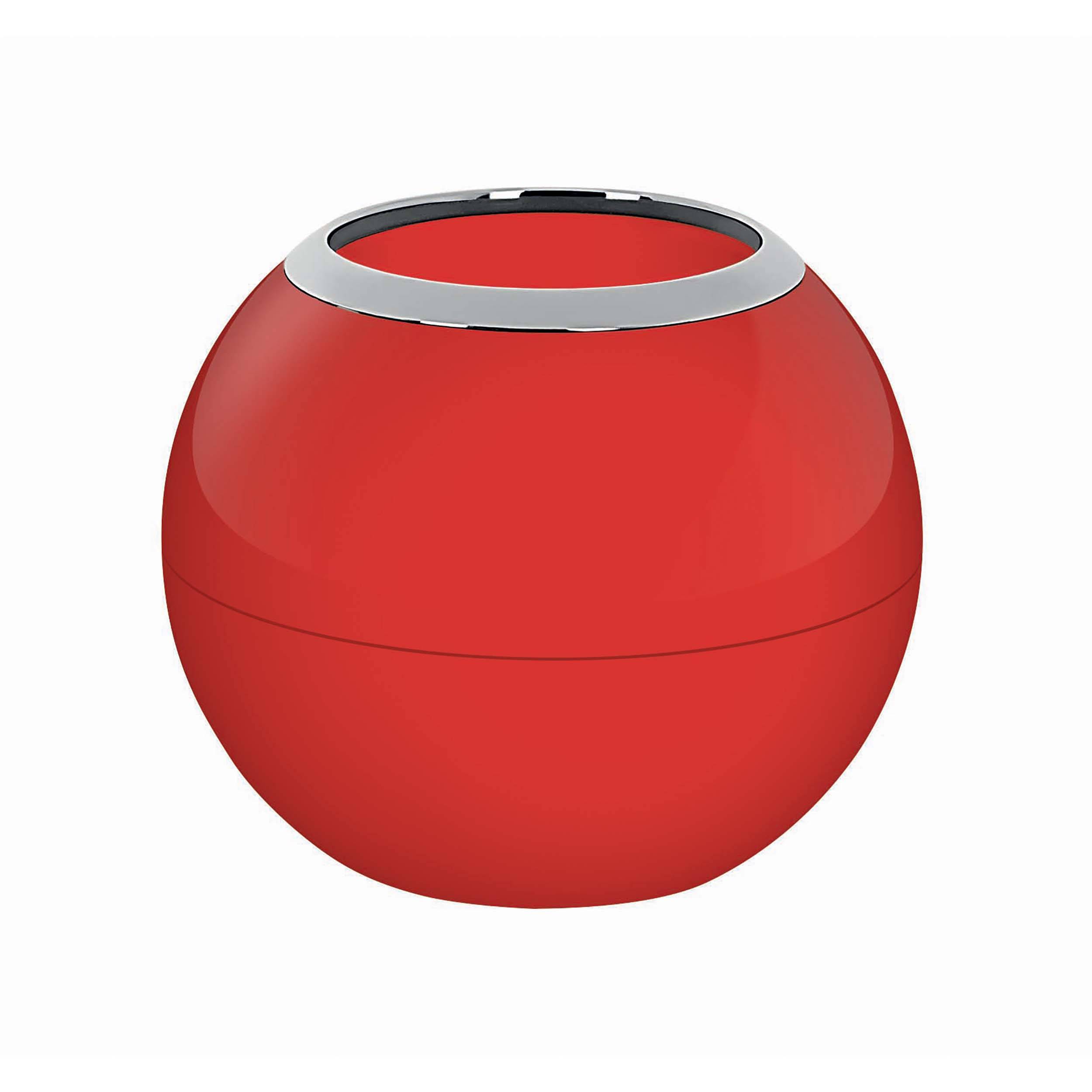 Roter kugelförmiger Behälter oder Vase mit weit offener Oberseite und silbernem Rand auf weißem Hintergrund.
