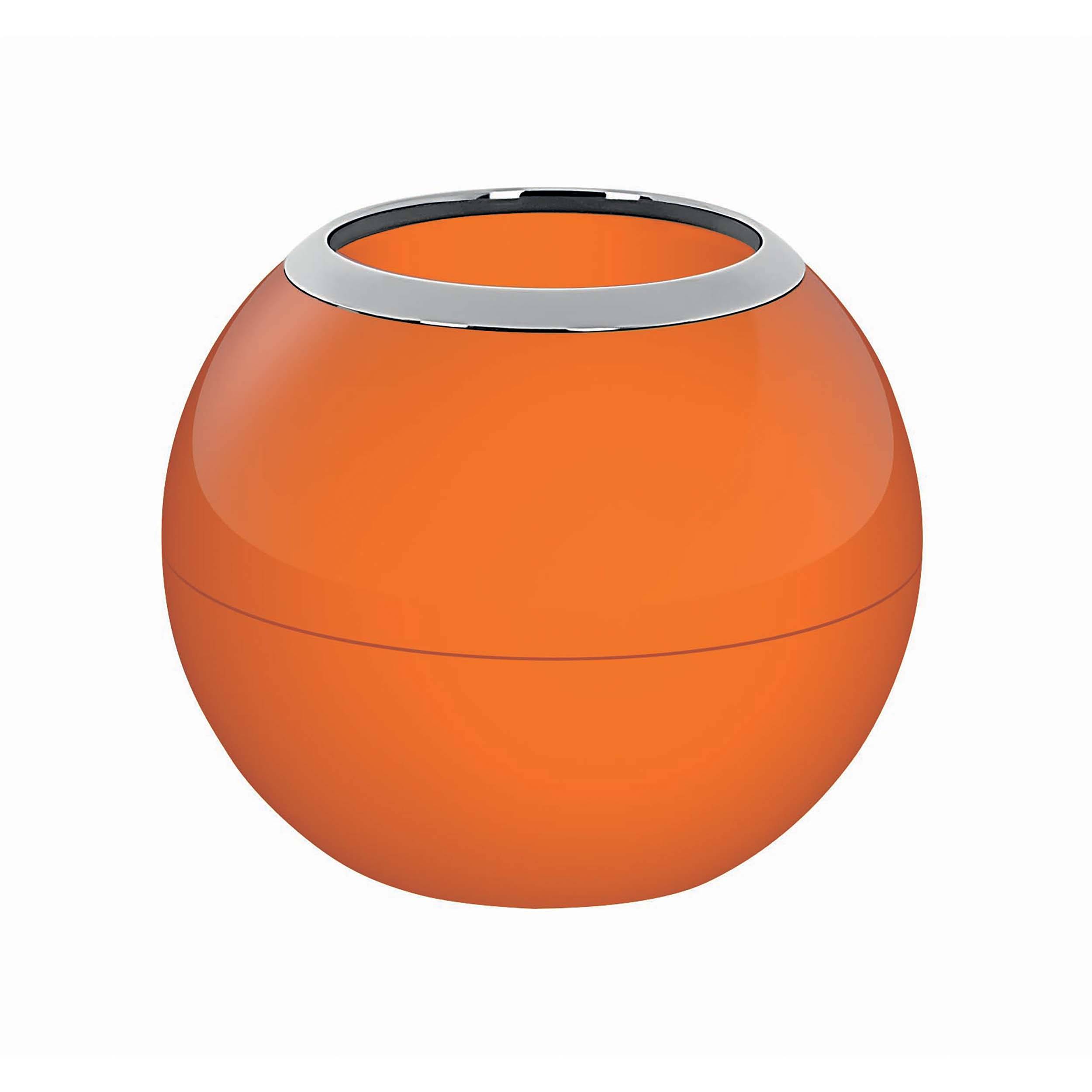 Orange kugelförmiger Behälter mit offener metallverzierter Oberseite, dargestellt auf einfachem weißem Hintergrund.