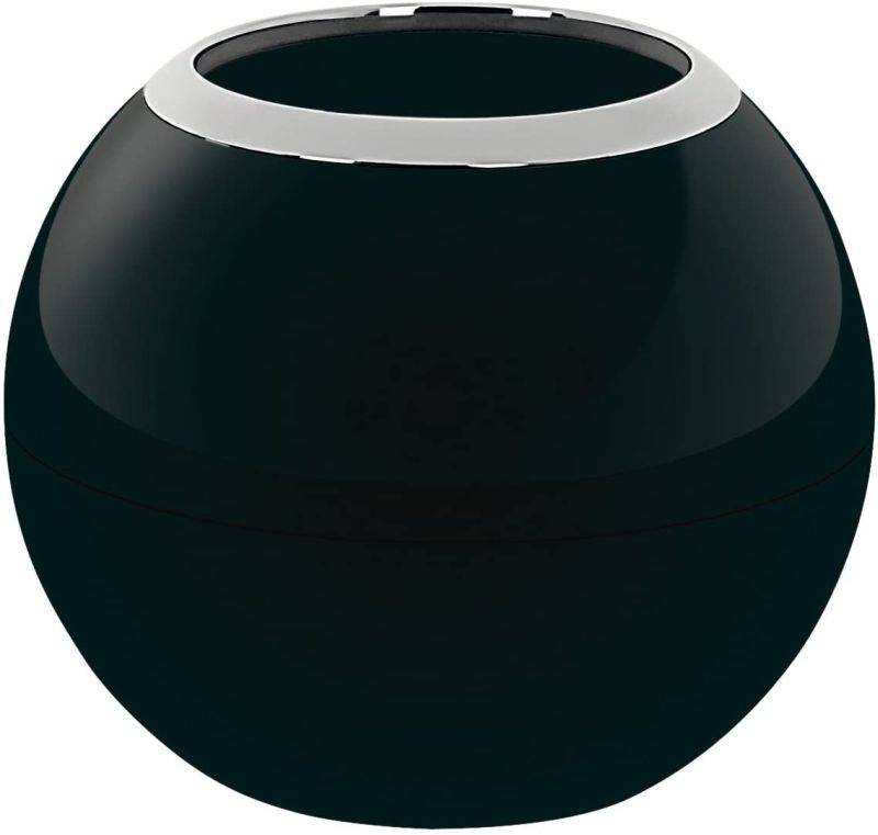 Schwarze kugelförmige Vase mit weit geöffneter Oberseite und silbernem Rand, auf weißem Hintergrund dargestellt.