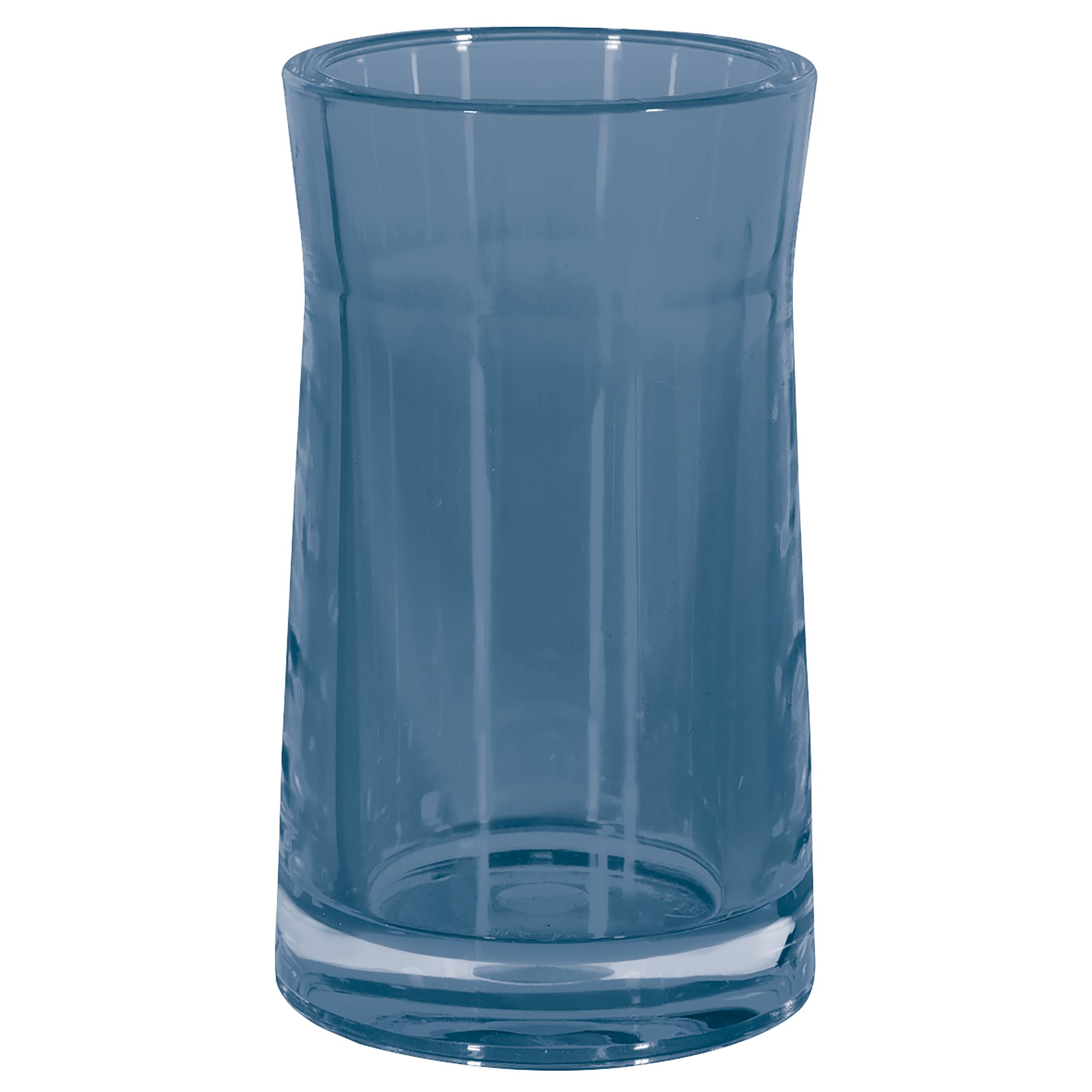 Blau getöntes zylindrisches Trinkglas auf weißem Hintergrund.