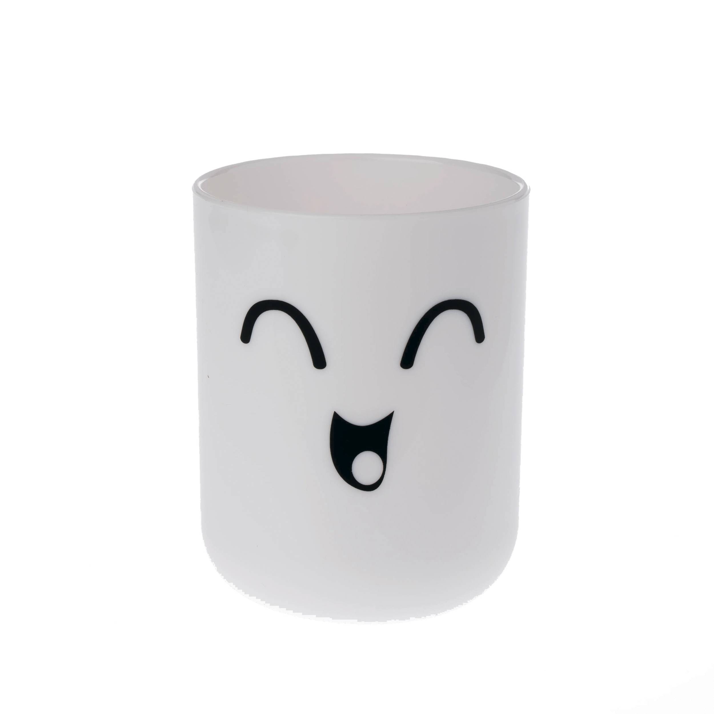 Weißer zylindrischer Becher oder Trinkbecher mit einem lächelnden Cartoon-Gesicht auf weißem Hintergrund.