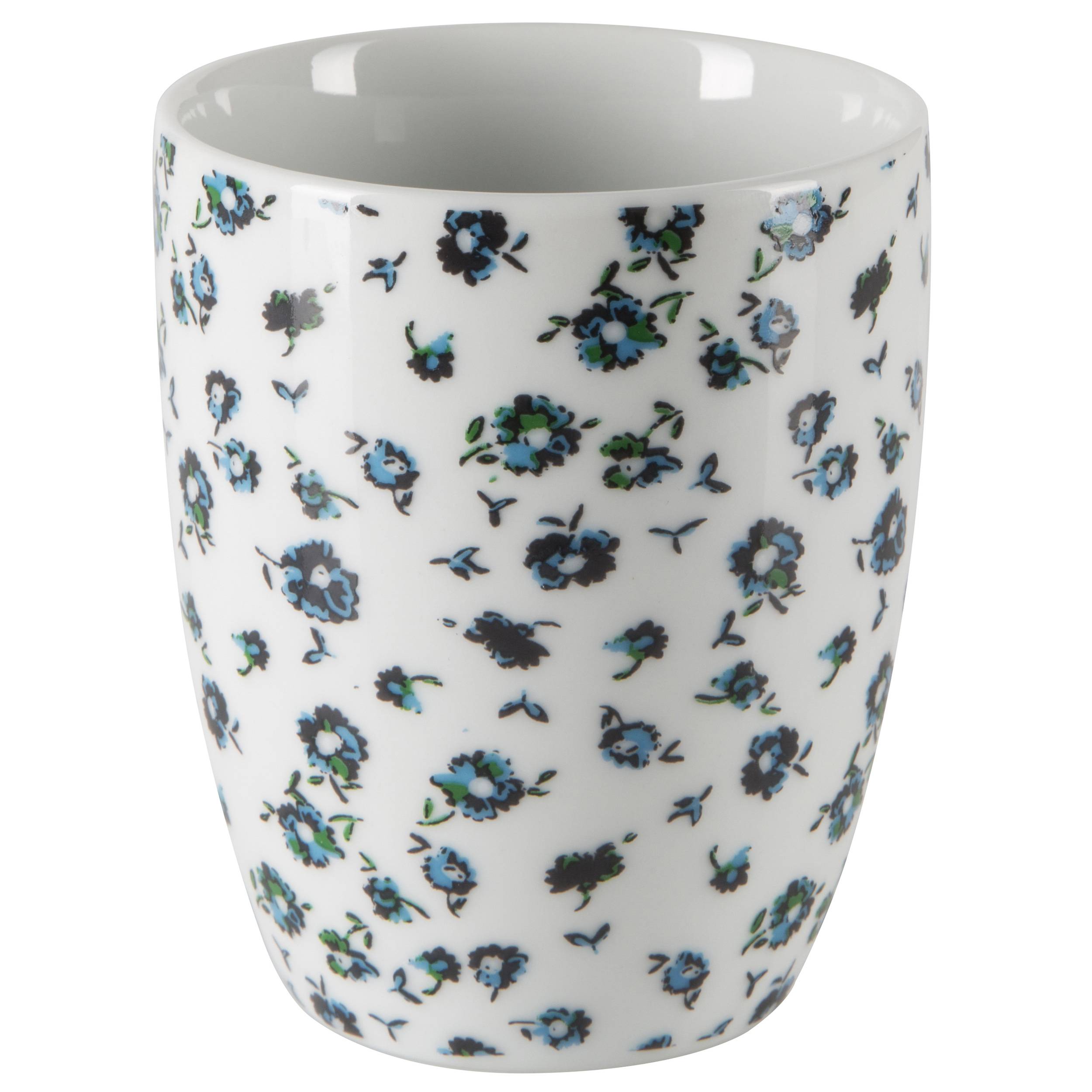 Weißer Keramikbecher mit einem blau-schwarzen Blumenmuster auf einfachem Hintergrund.